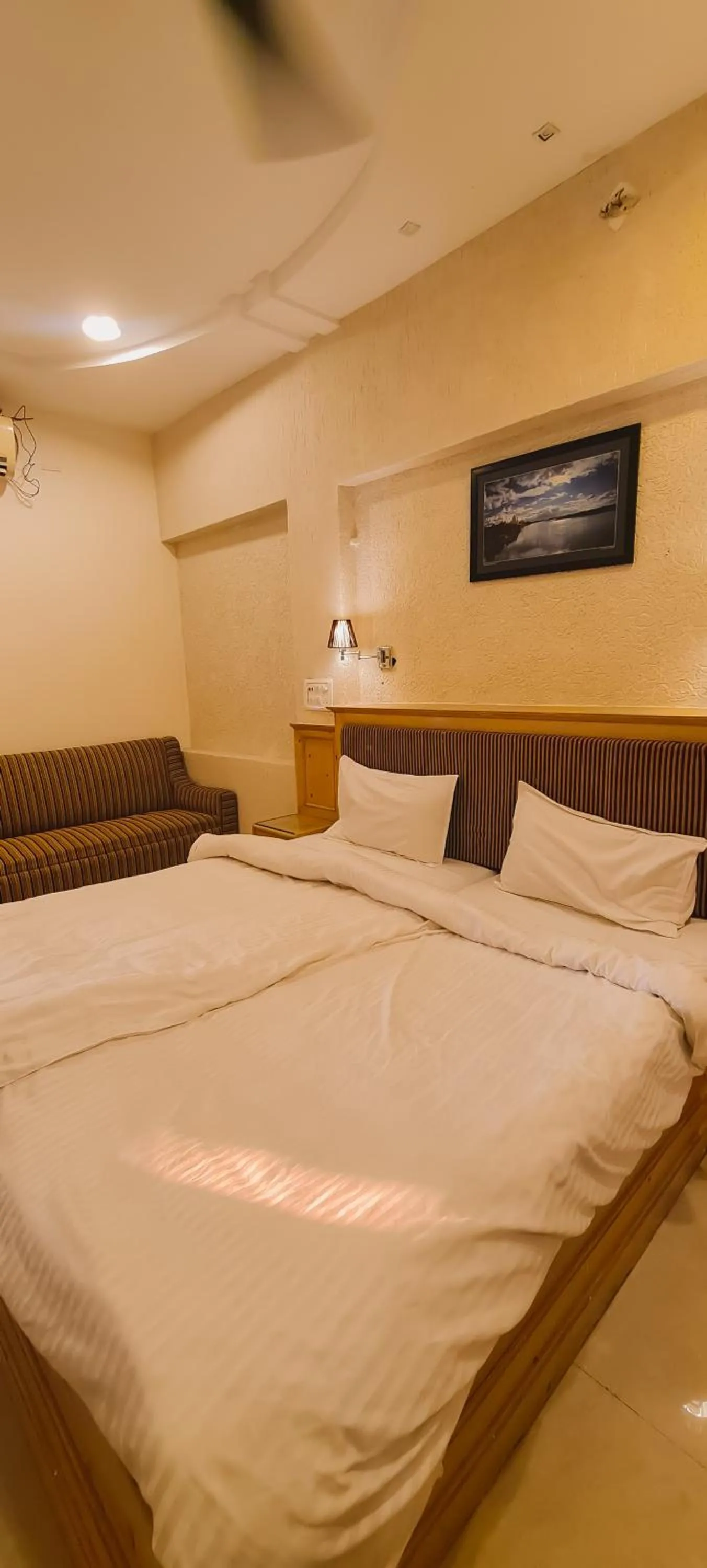 Bed in Hotel Kamal Nearest To Taj Mahal