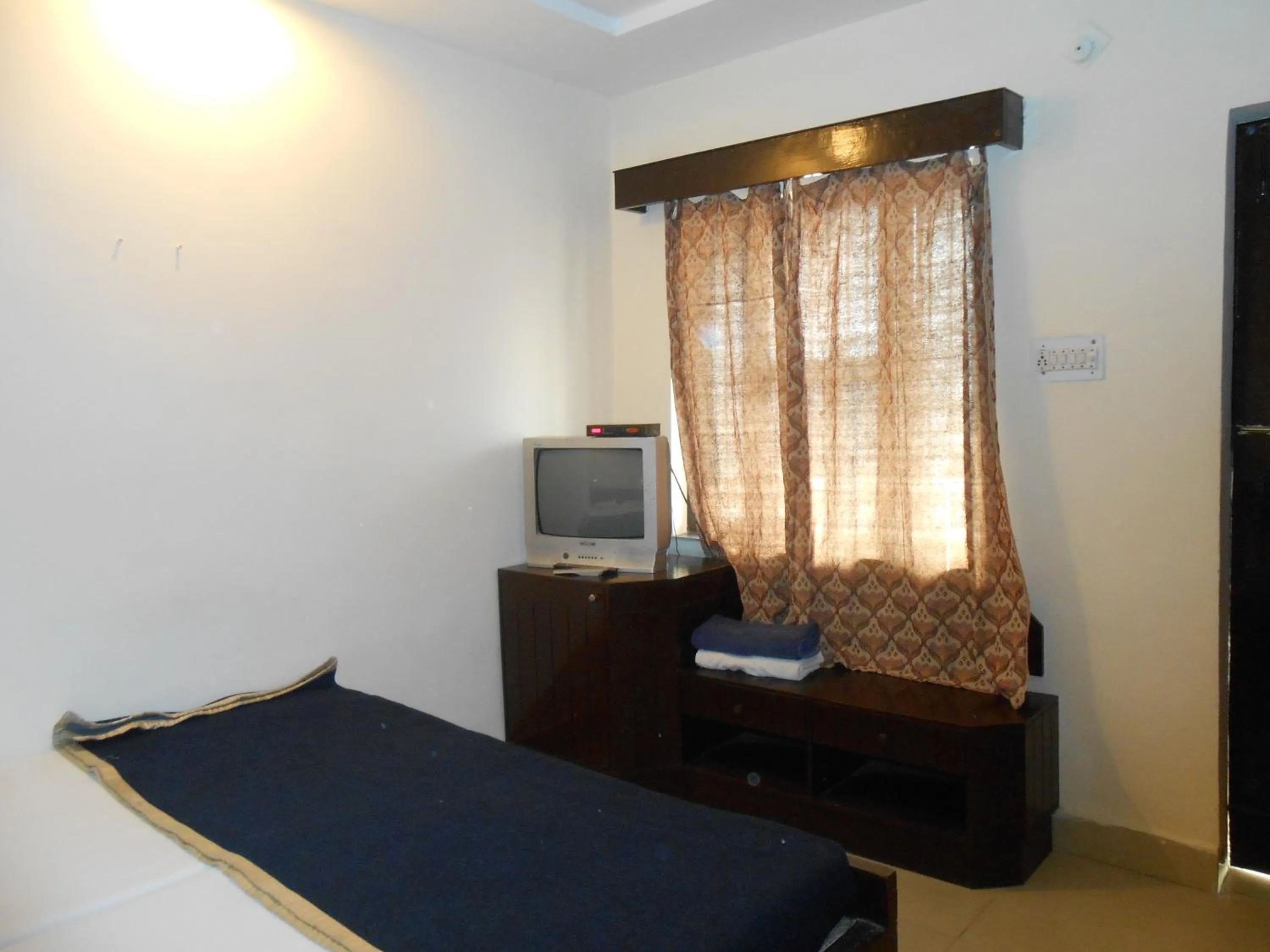 Photo of the whole room, Bed in Hotel Kamal Nearest To Taj Mahal