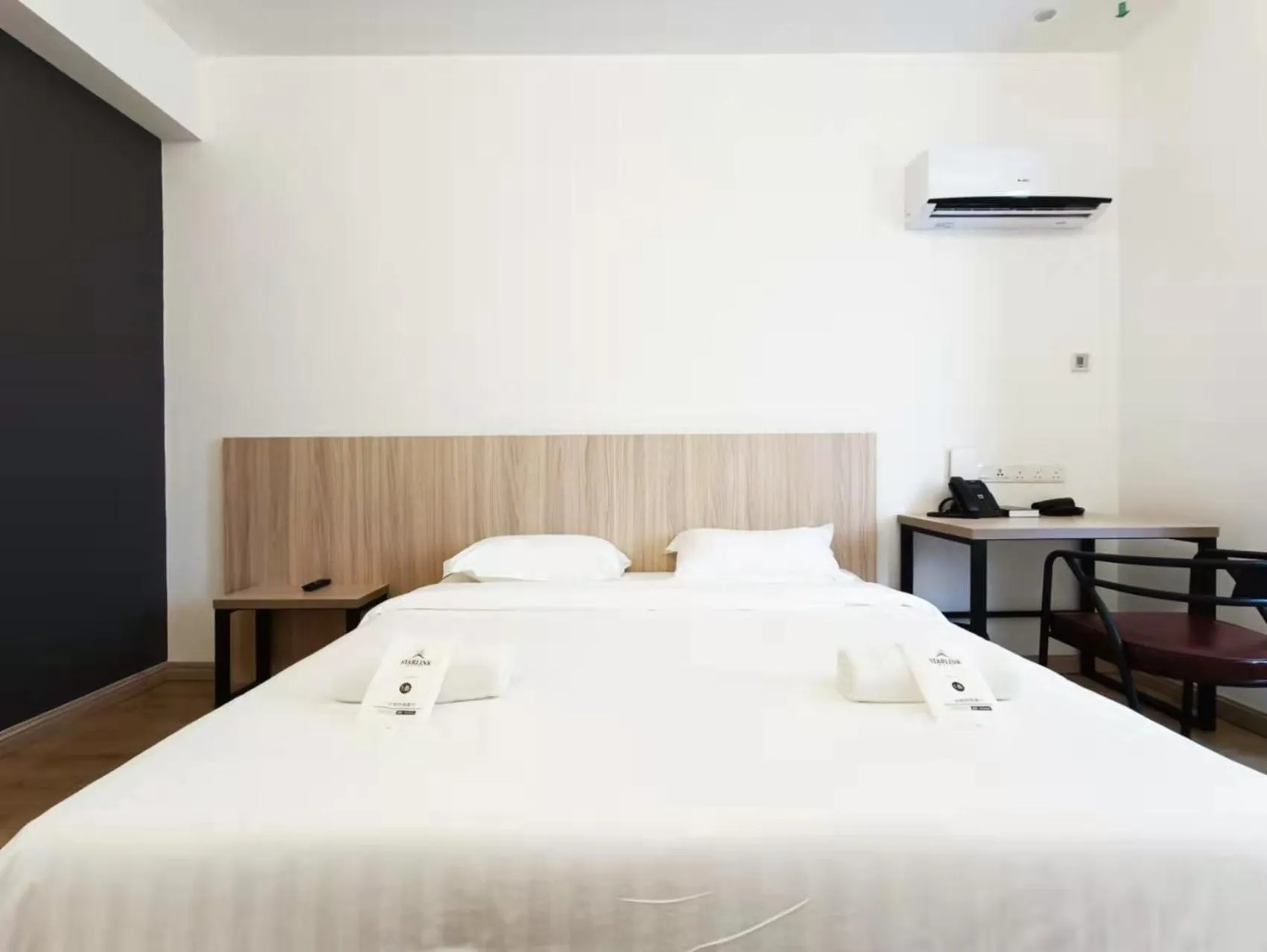 Bedroom, Bed in Starlink Hotel