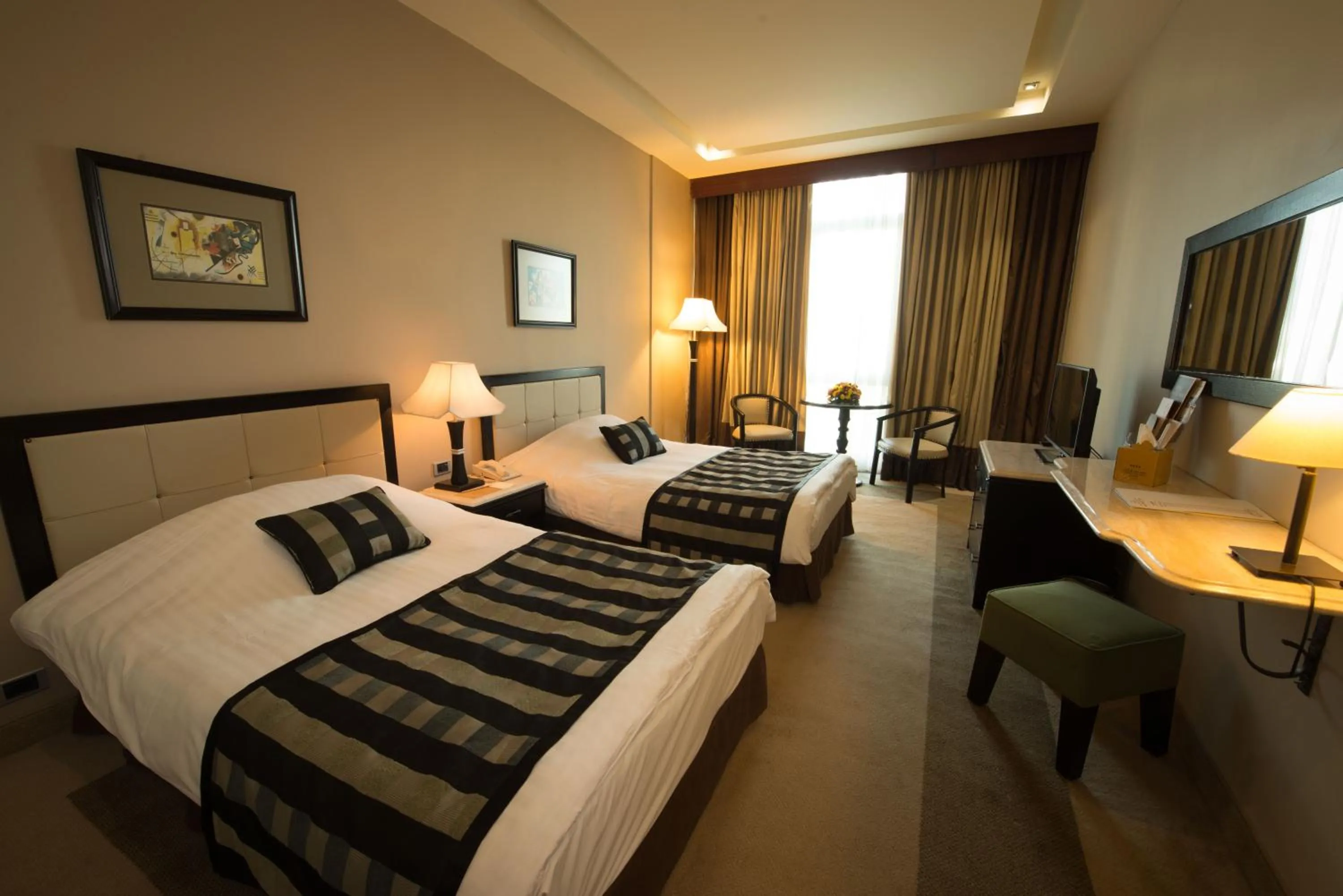 Bedroom, Bed in Century Park Hotel