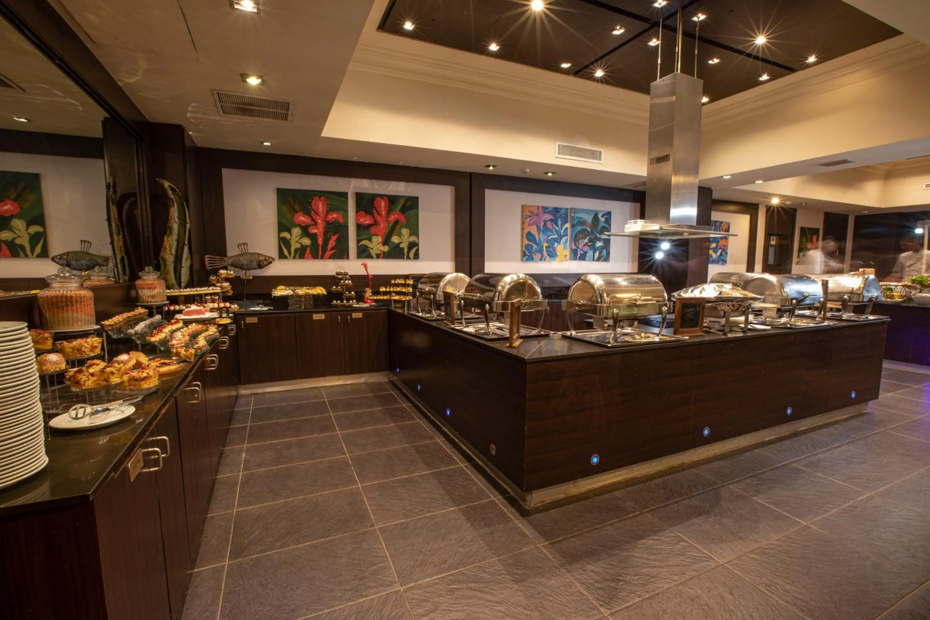 Restaurant/places to eat in Century Park Hotel