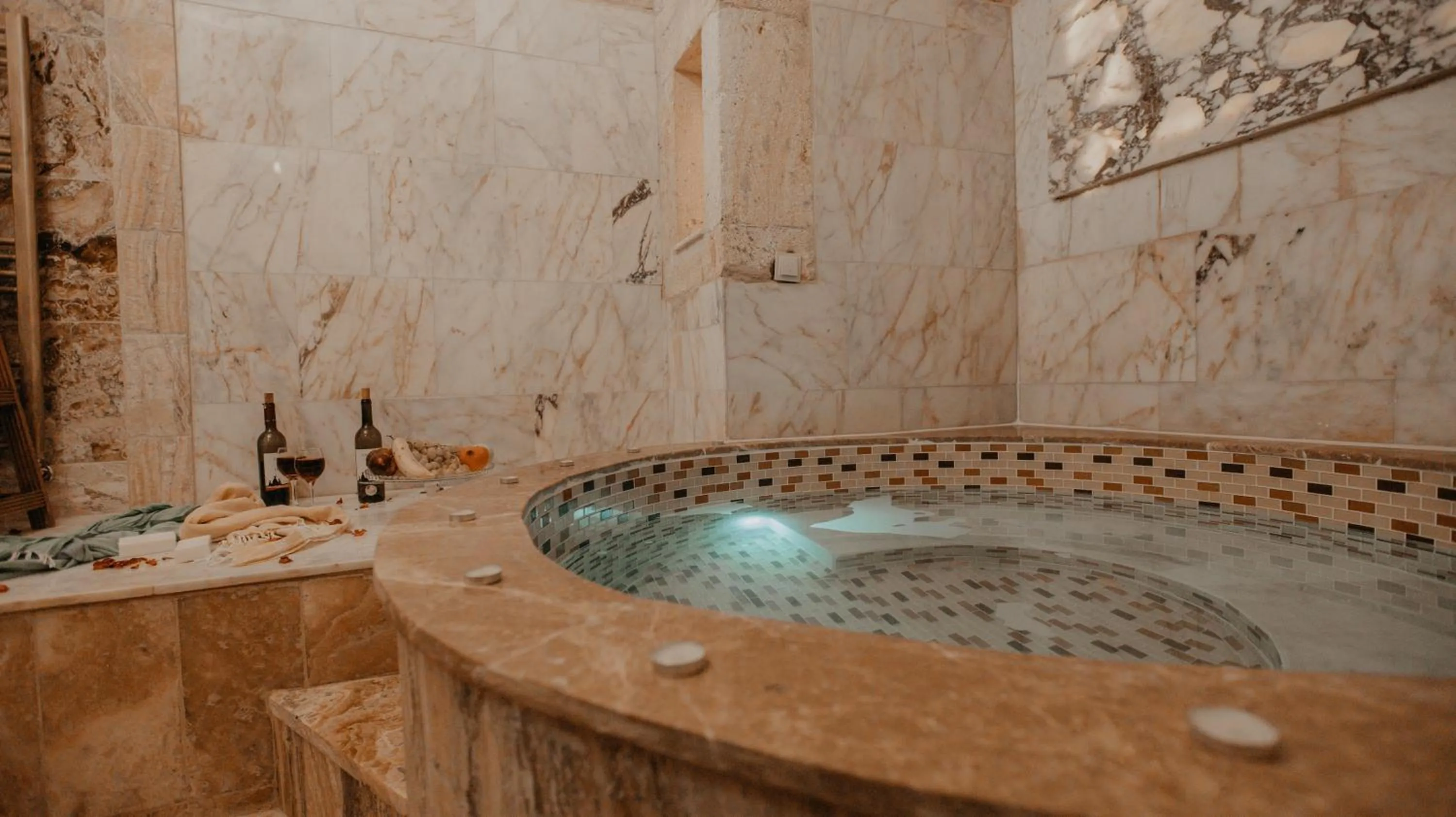 Hot Tub in Serenus Cave Suites