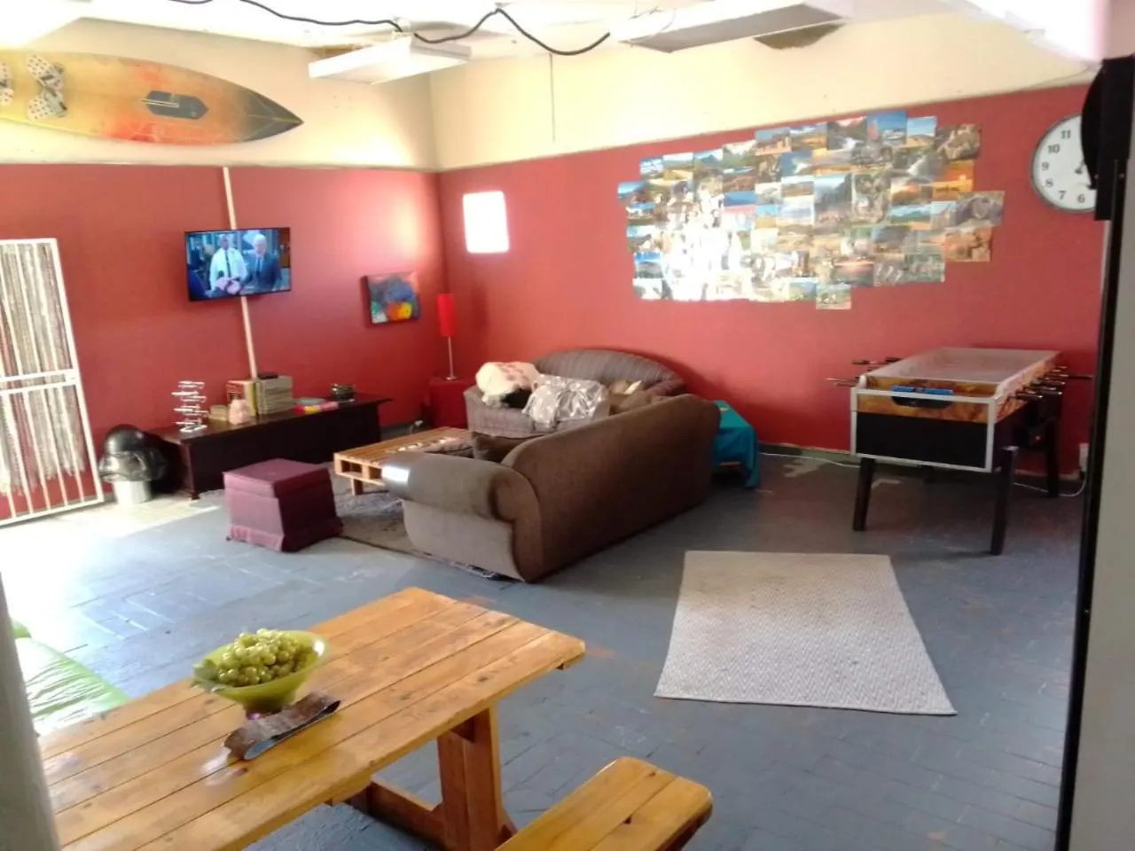 Living room in Sunset beach backpackers