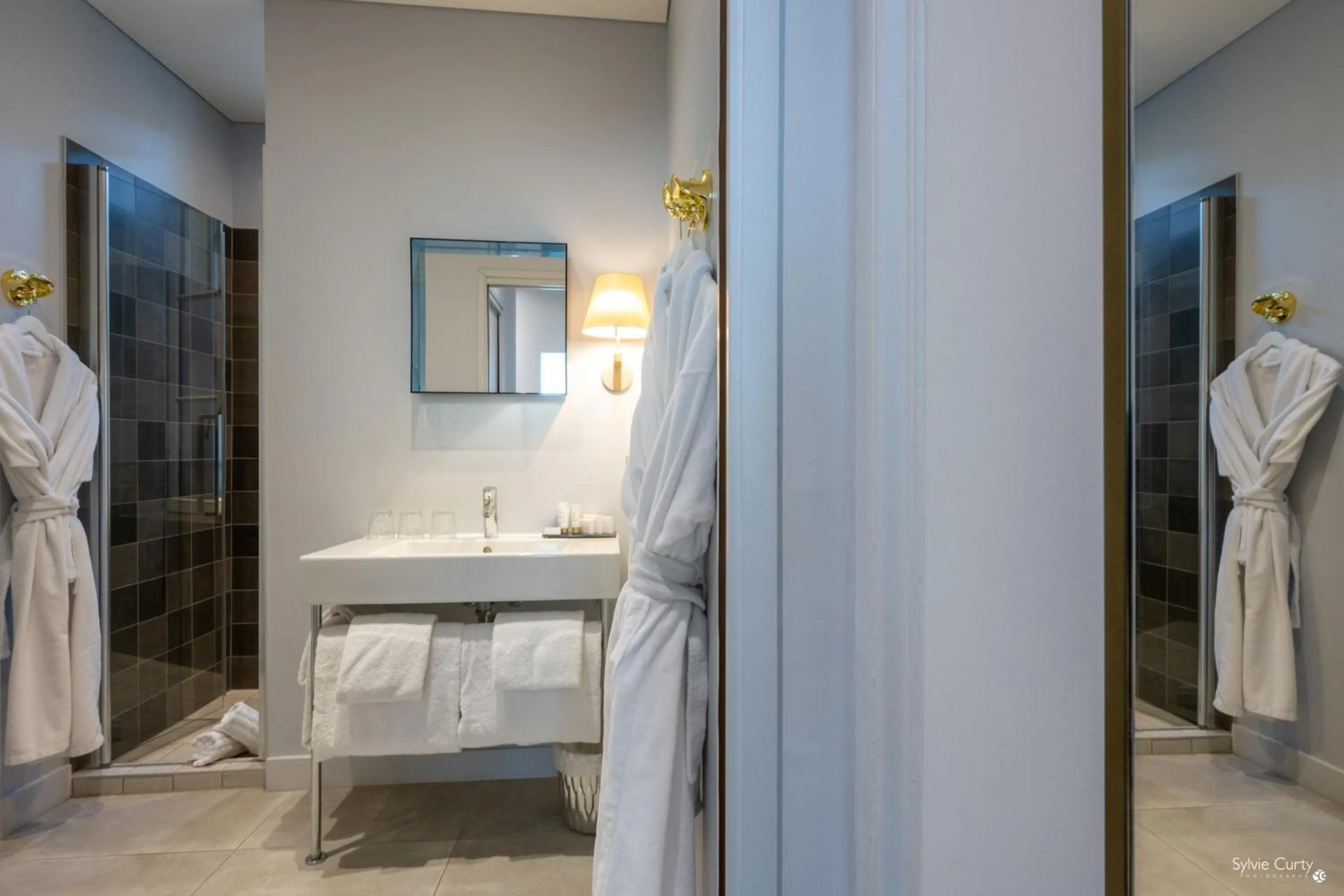 Shower, Bed in Hôtel La Monnaie Arty & Spa