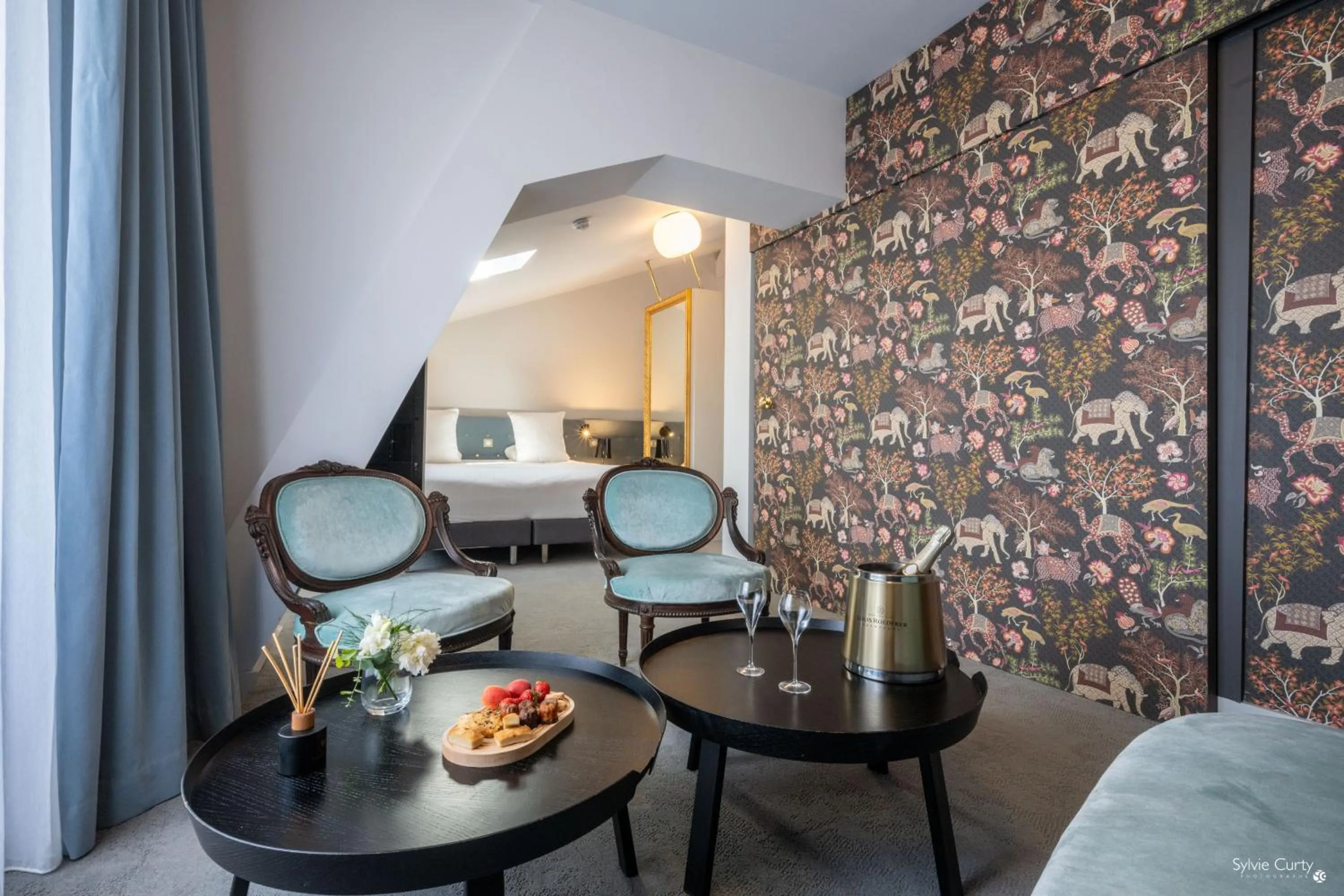 Living room in Hôtel La Monnaie Arty & Spa