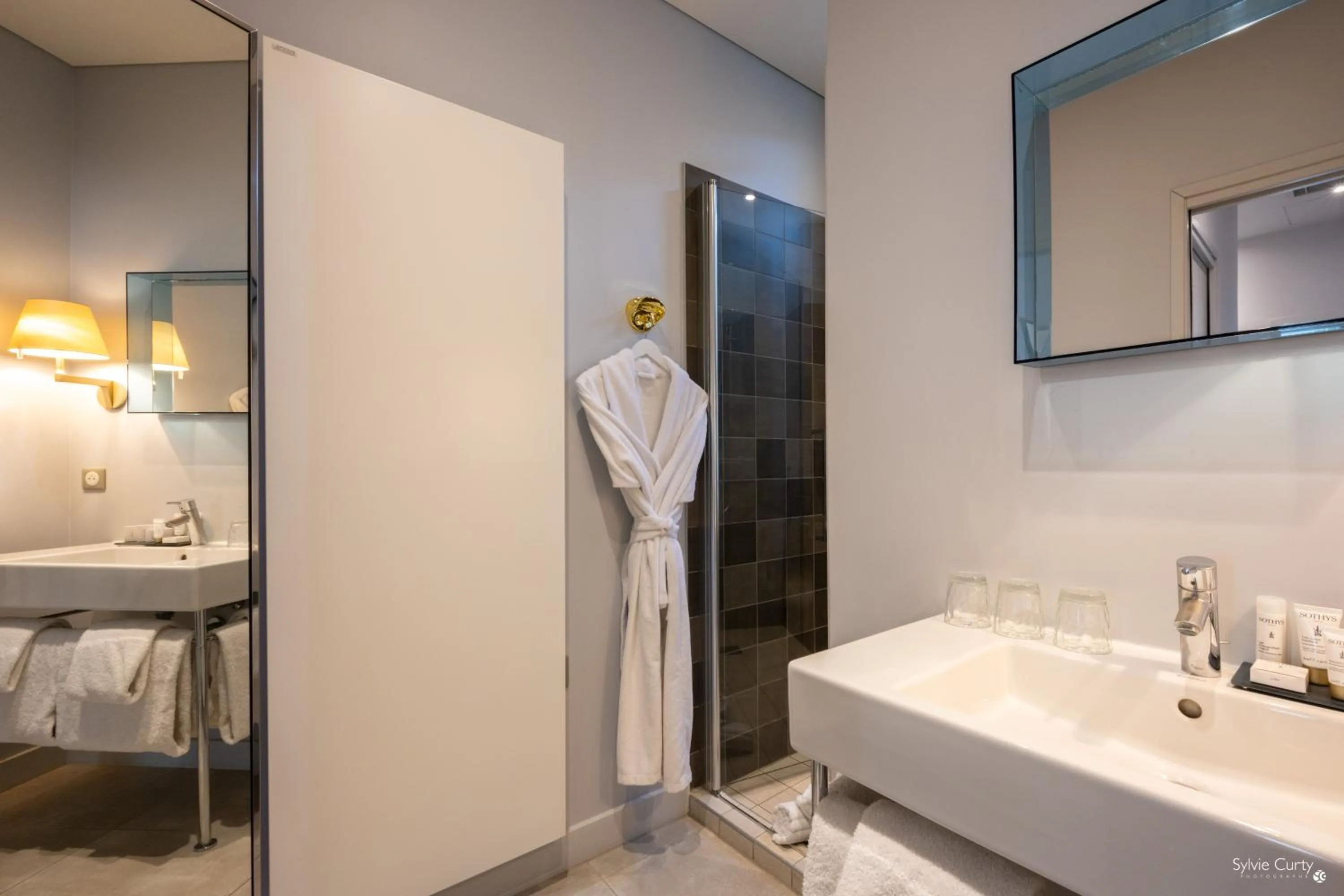 Shower in Hôtel La Monnaie Arty & Spa