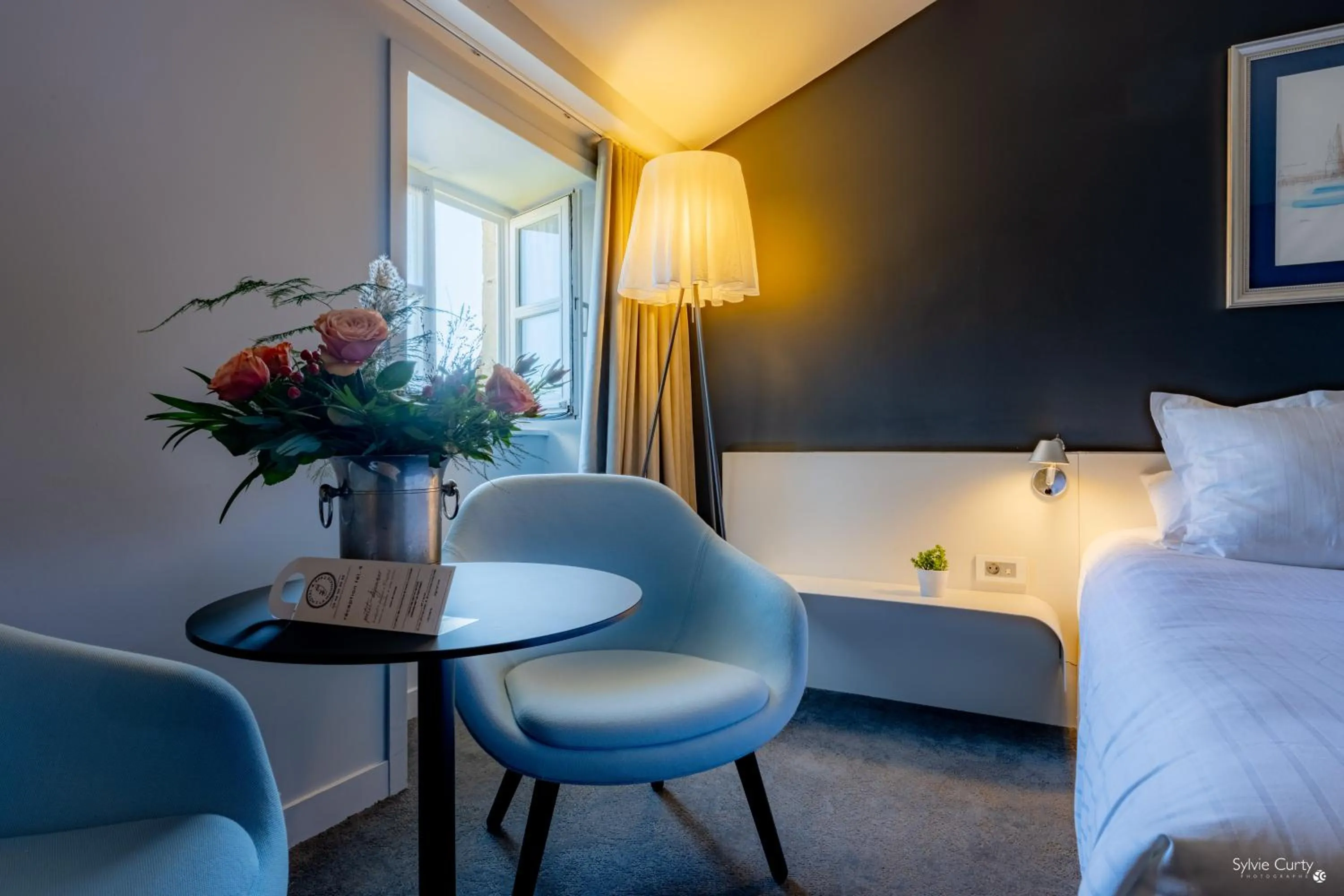 Bed in Hôtel La Monnaie Arty & Spa