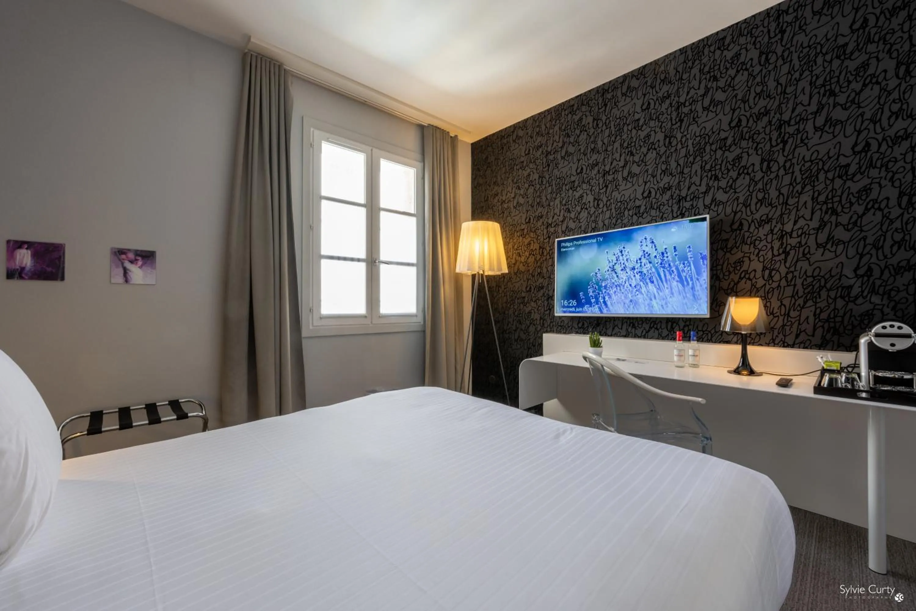 Bed in Hôtel La Monnaie Arty & Spa