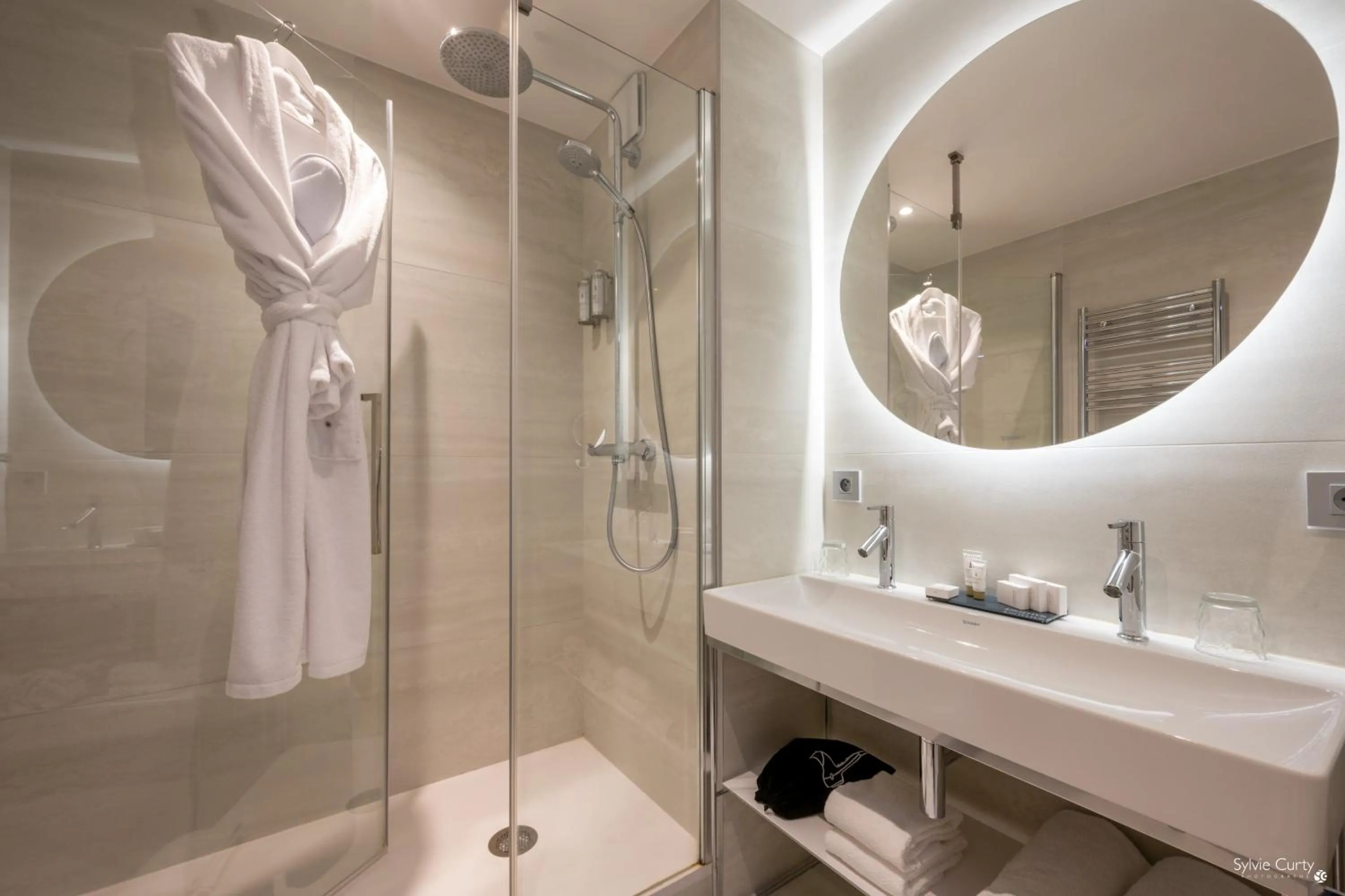 Shower in Hôtel La Monnaie Arty & Spa