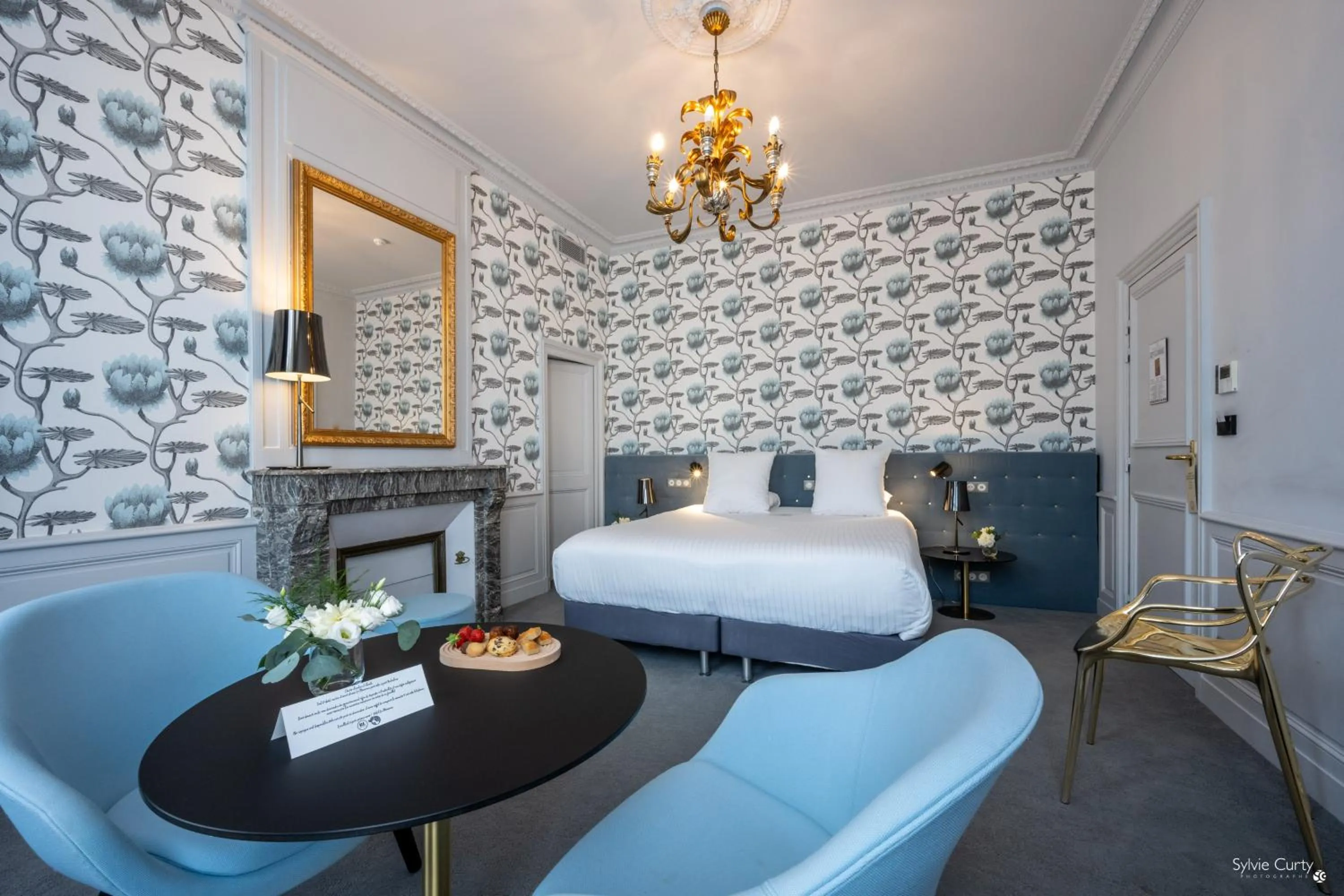 Bed in Hôtel La Monnaie Arty & Spa