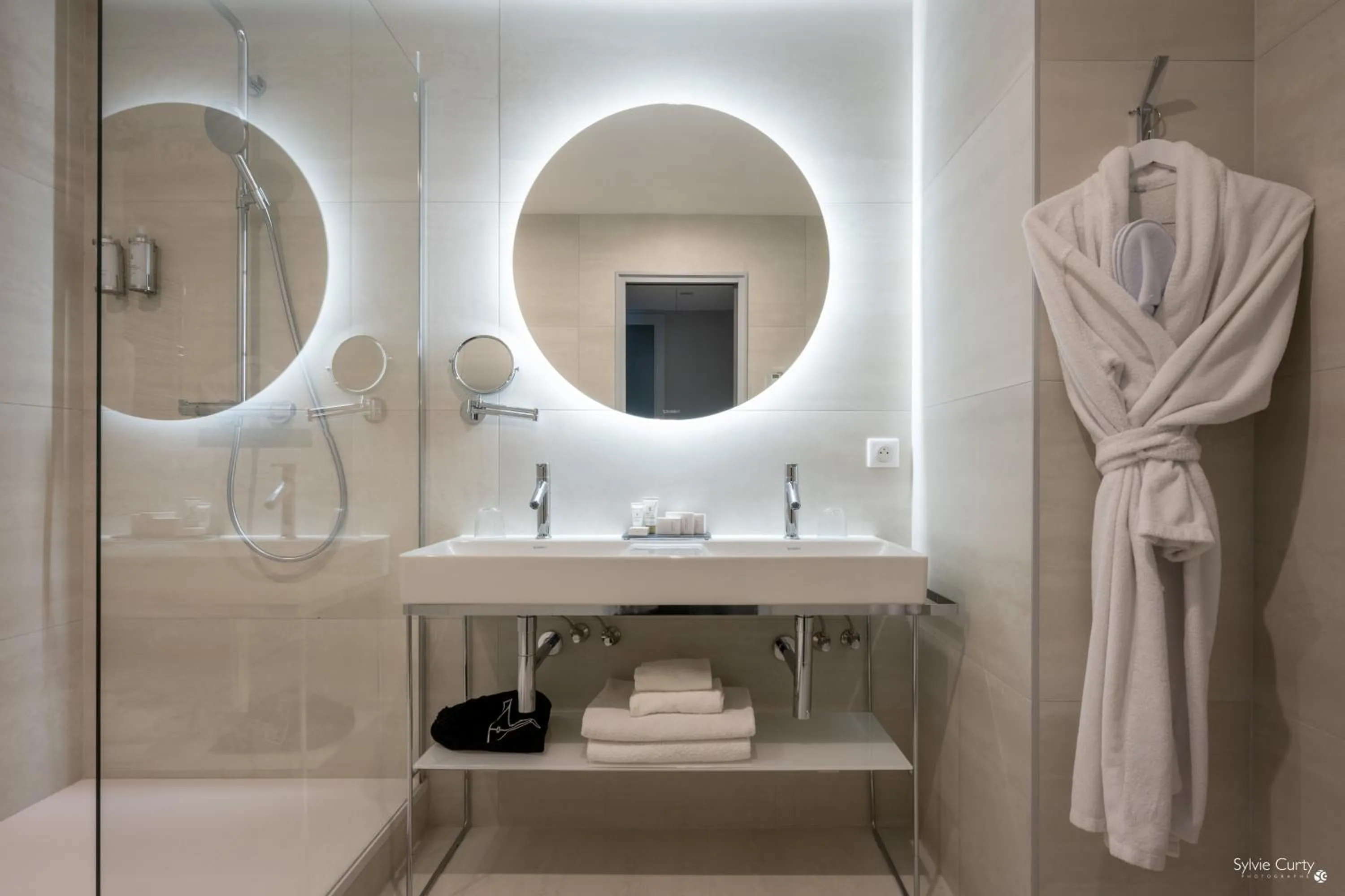 Shower in Hôtel La Monnaie Arty & Spa