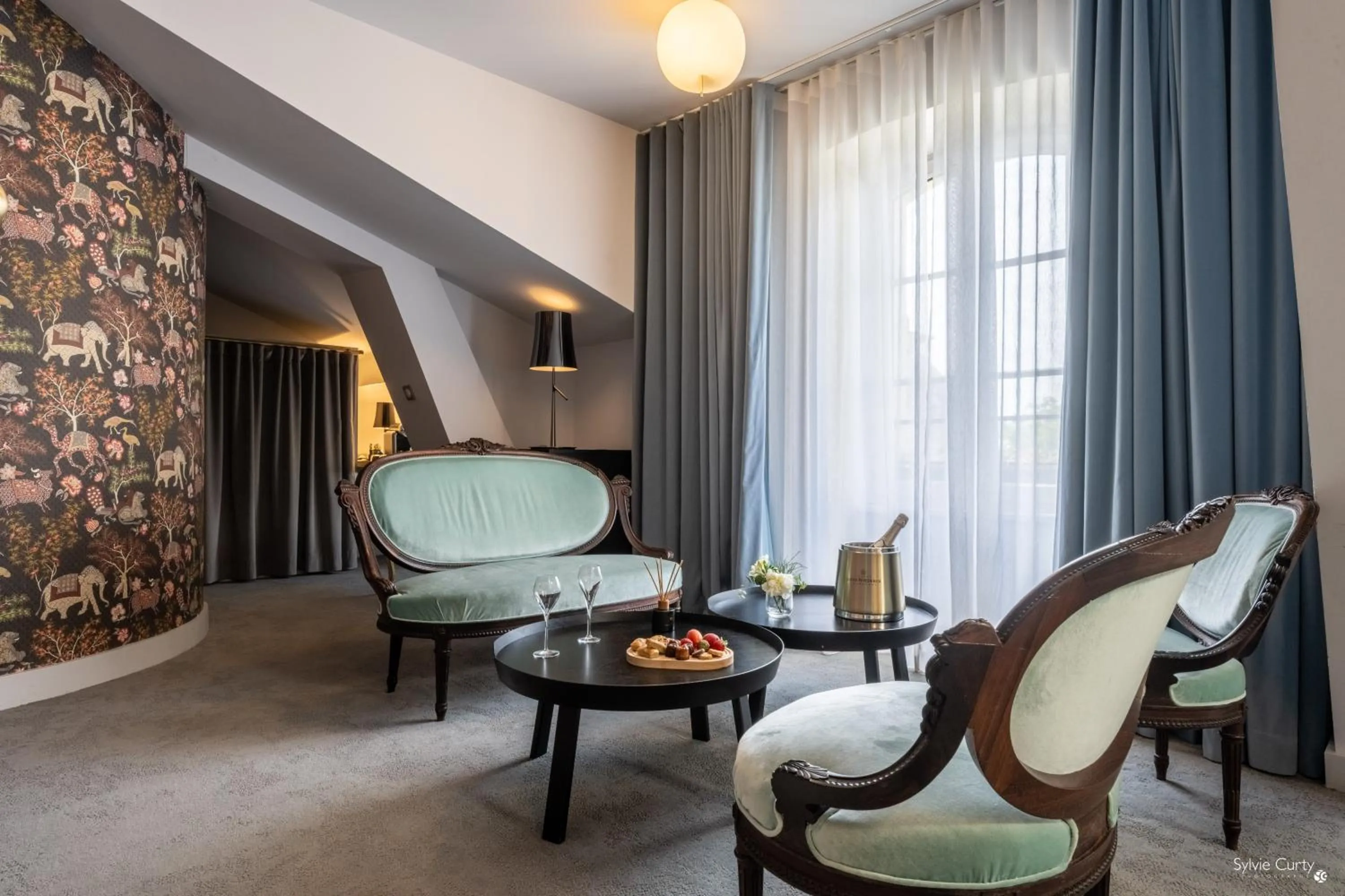 Living room in Hôtel La Monnaie Arty & Spa