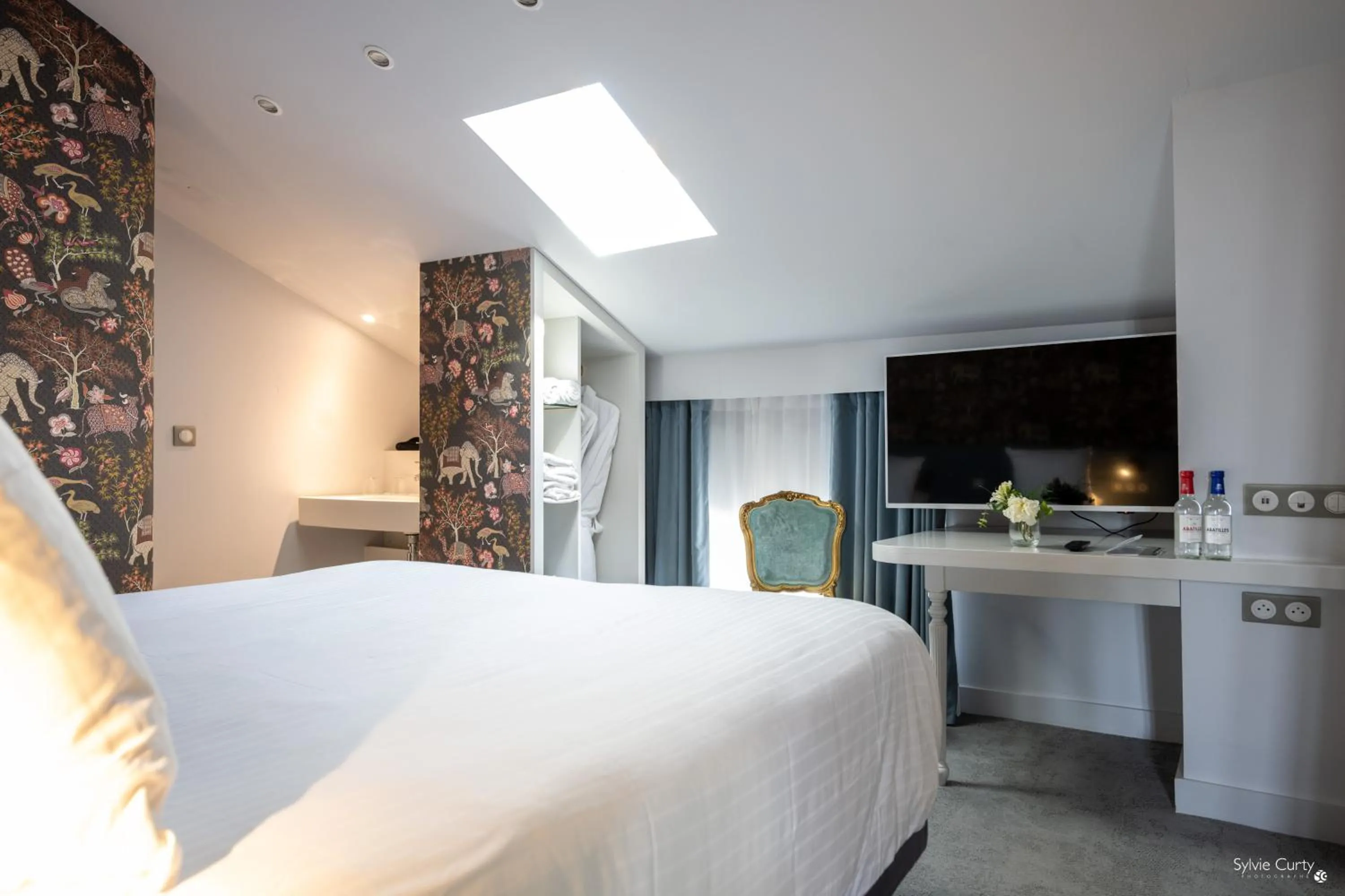 Bed in Hôtel La Monnaie Arty & Spa