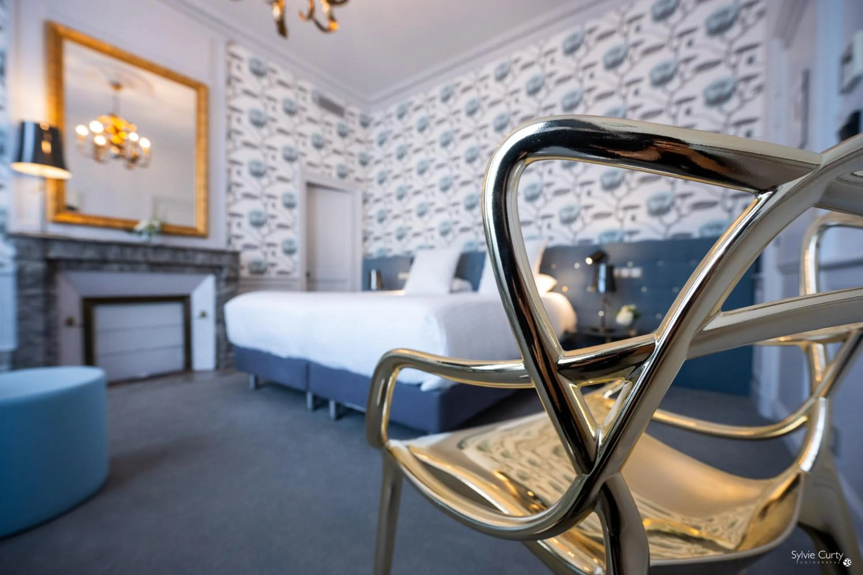 Bed in Hôtel La Monnaie Arty & Spa