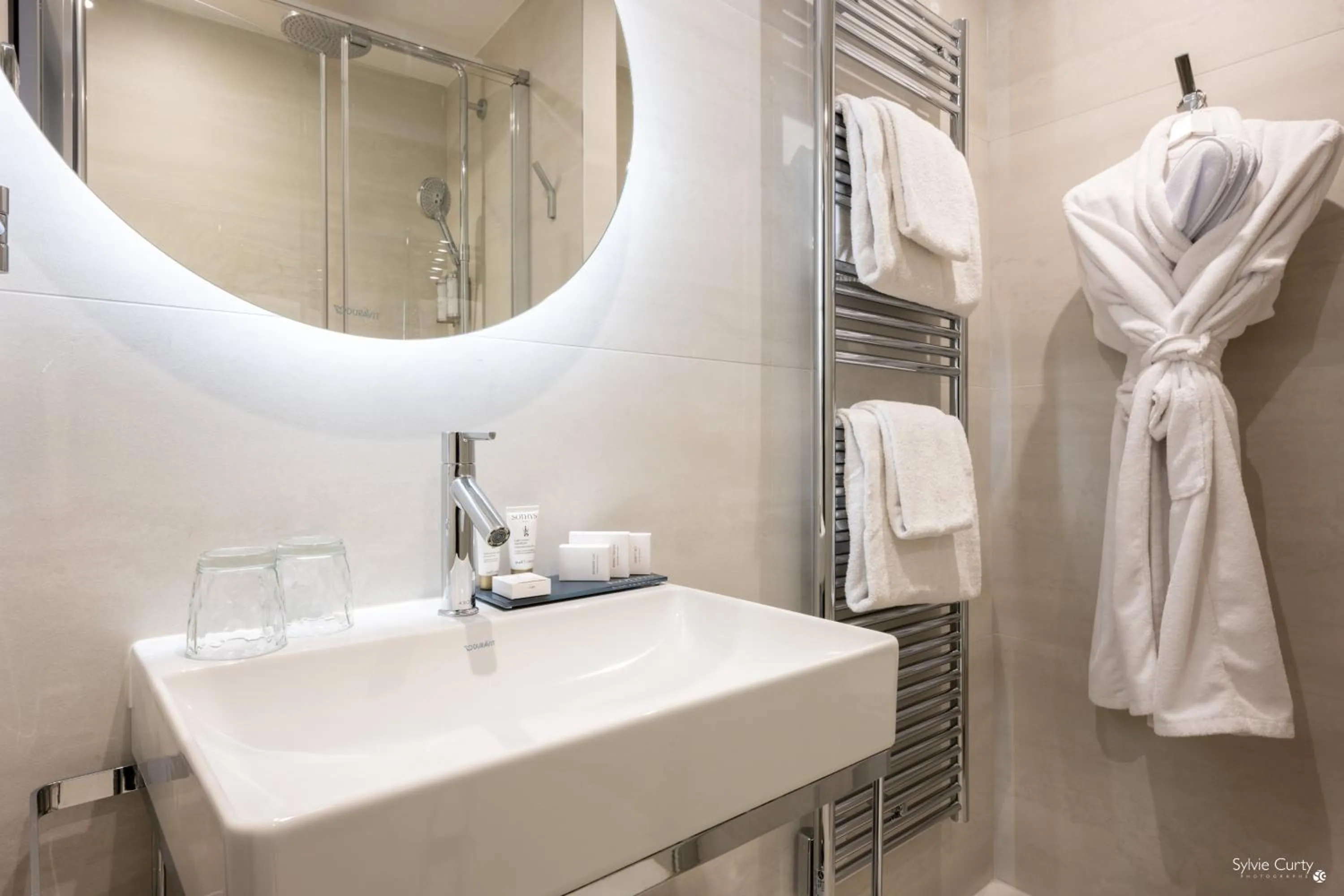 Bathroom in Hôtel La Monnaie Arty & Spa