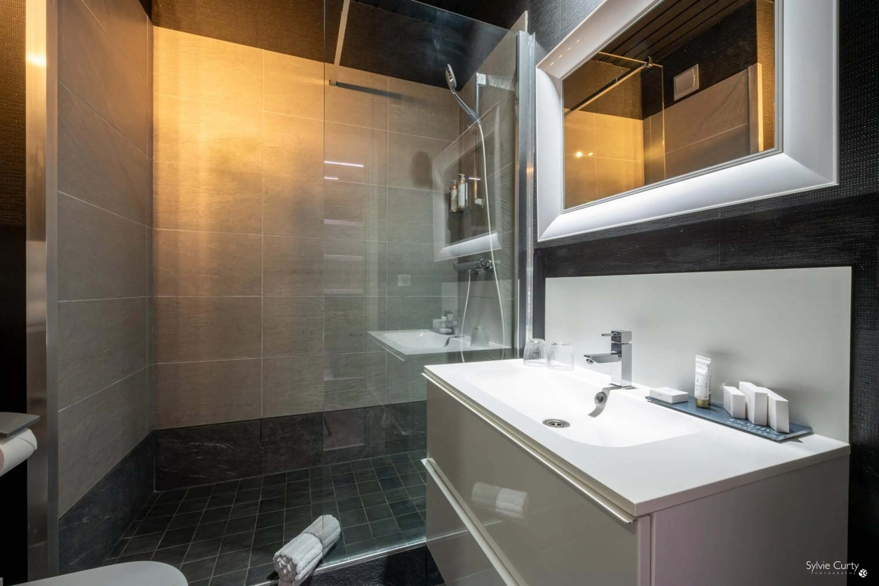 Shower in Hôtel La Monnaie Arty & Spa