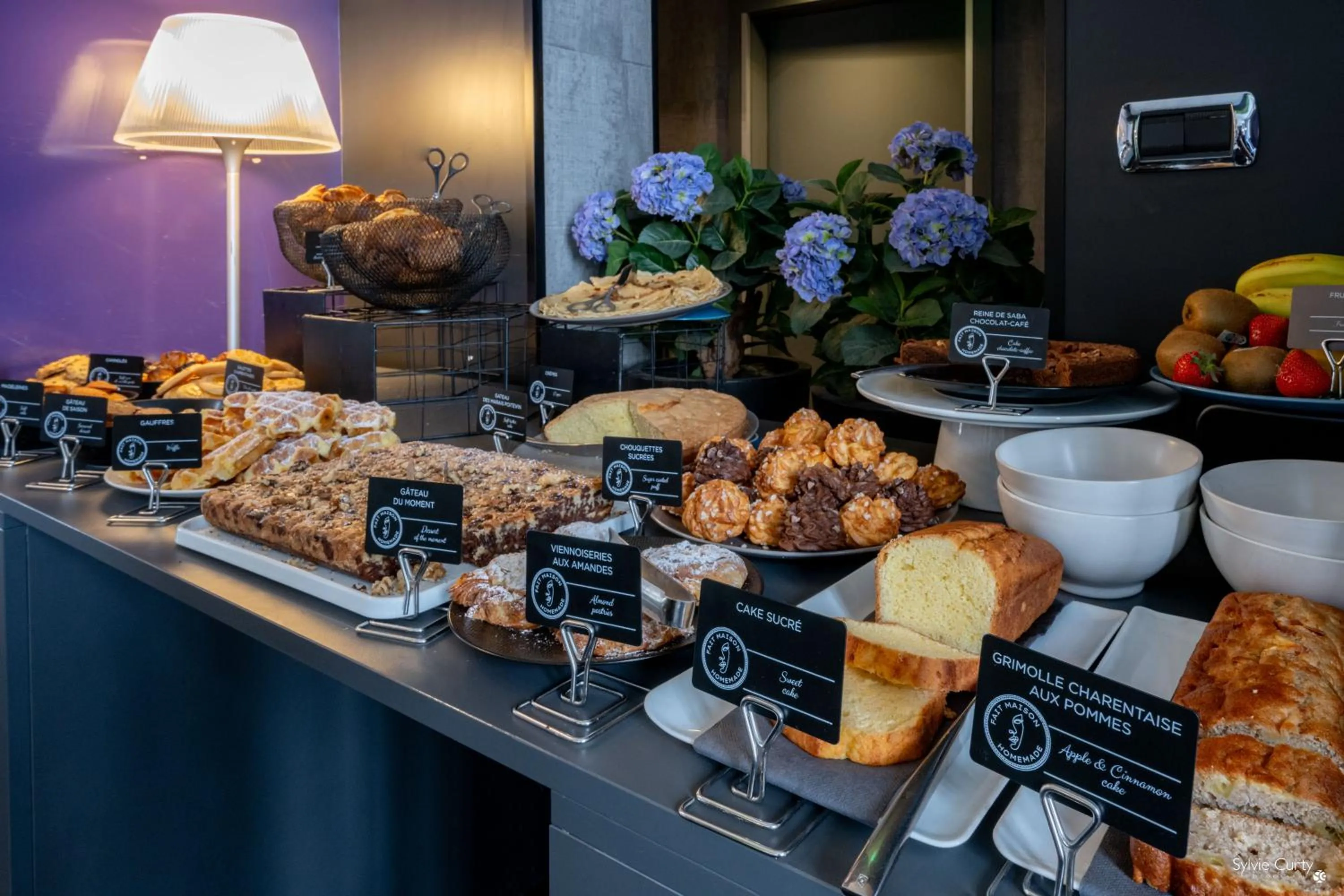 Breakfast in Hôtel La Monnaie Arty & Spa