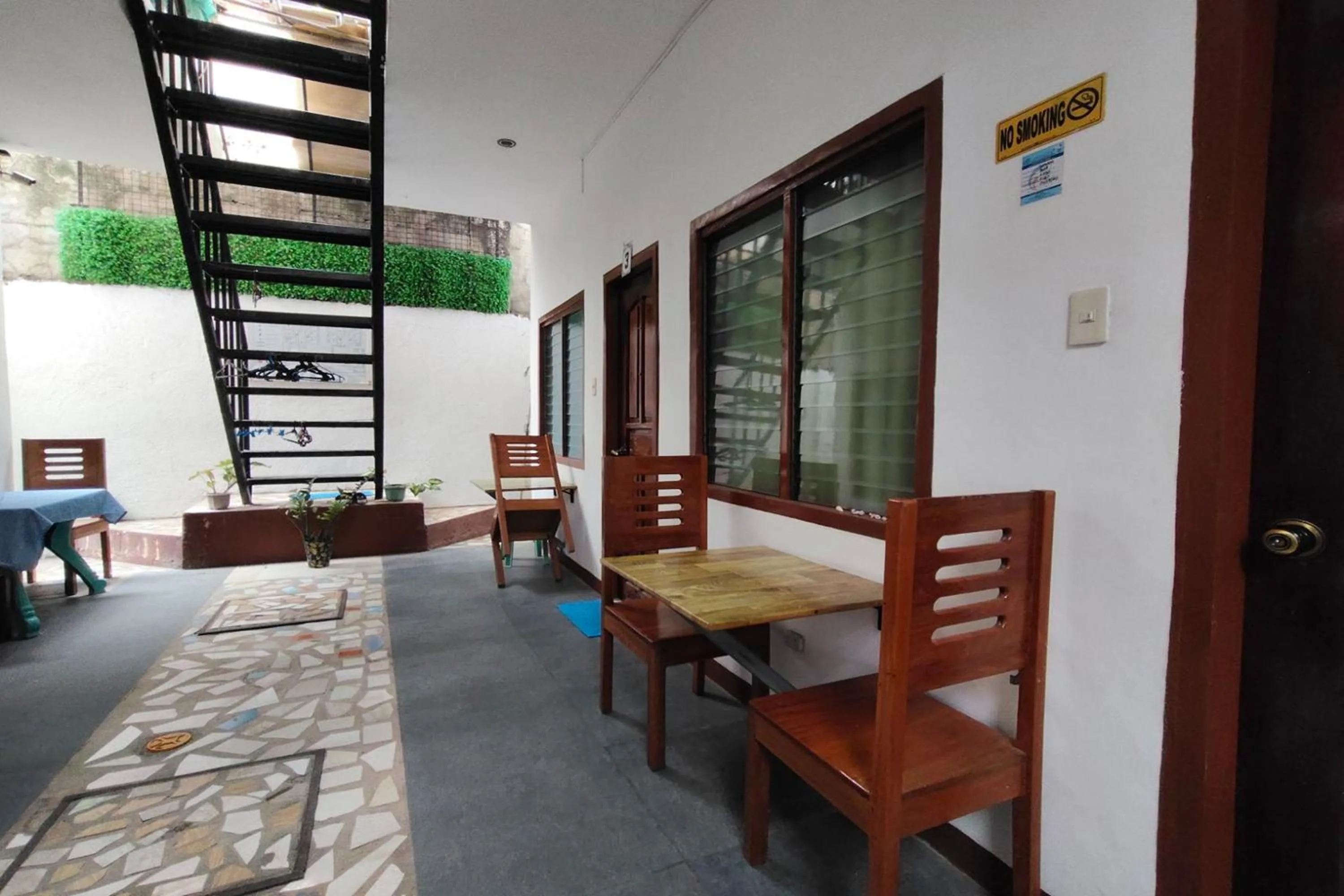 Restaurant/places to eat in Love Vega Hometel El Nido near Beach