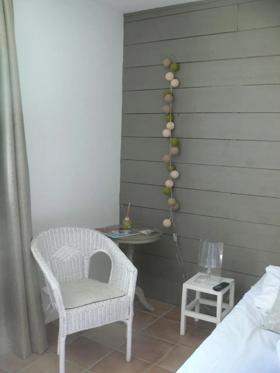 Seating area, Bed in L'Île Ô Château