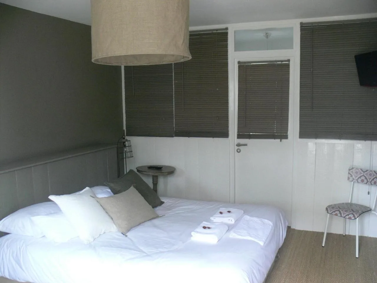 Photo of the whole room, Bed in L'Île Ô Château