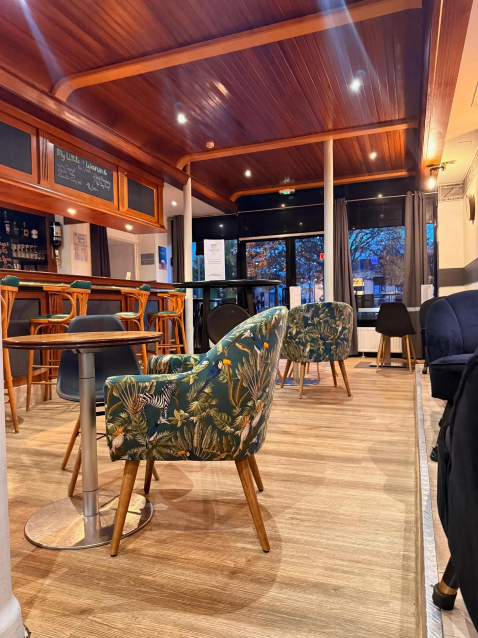 Lounge or bar in Brit Hotel L'Arrivée Guingamp