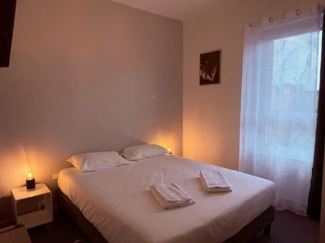 Bedroom, Bed in Brit Hotel L'Arrivée Guingamp