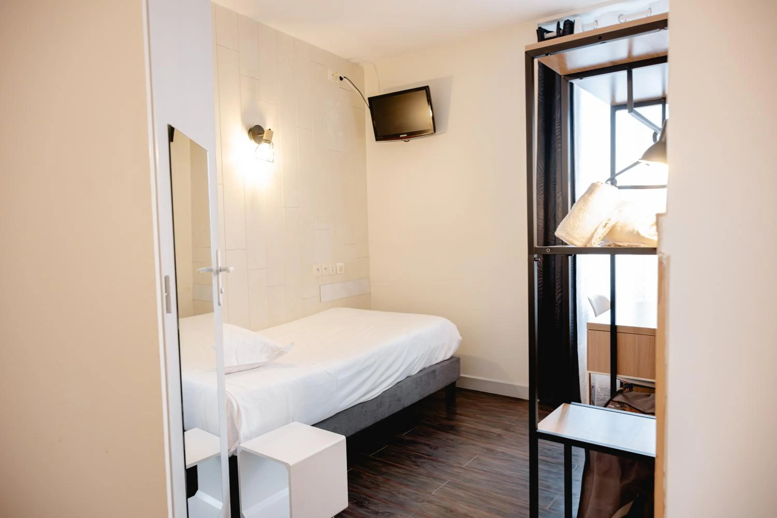 Property building, Bed in Brit Hotel L'Arrivée Guingamp