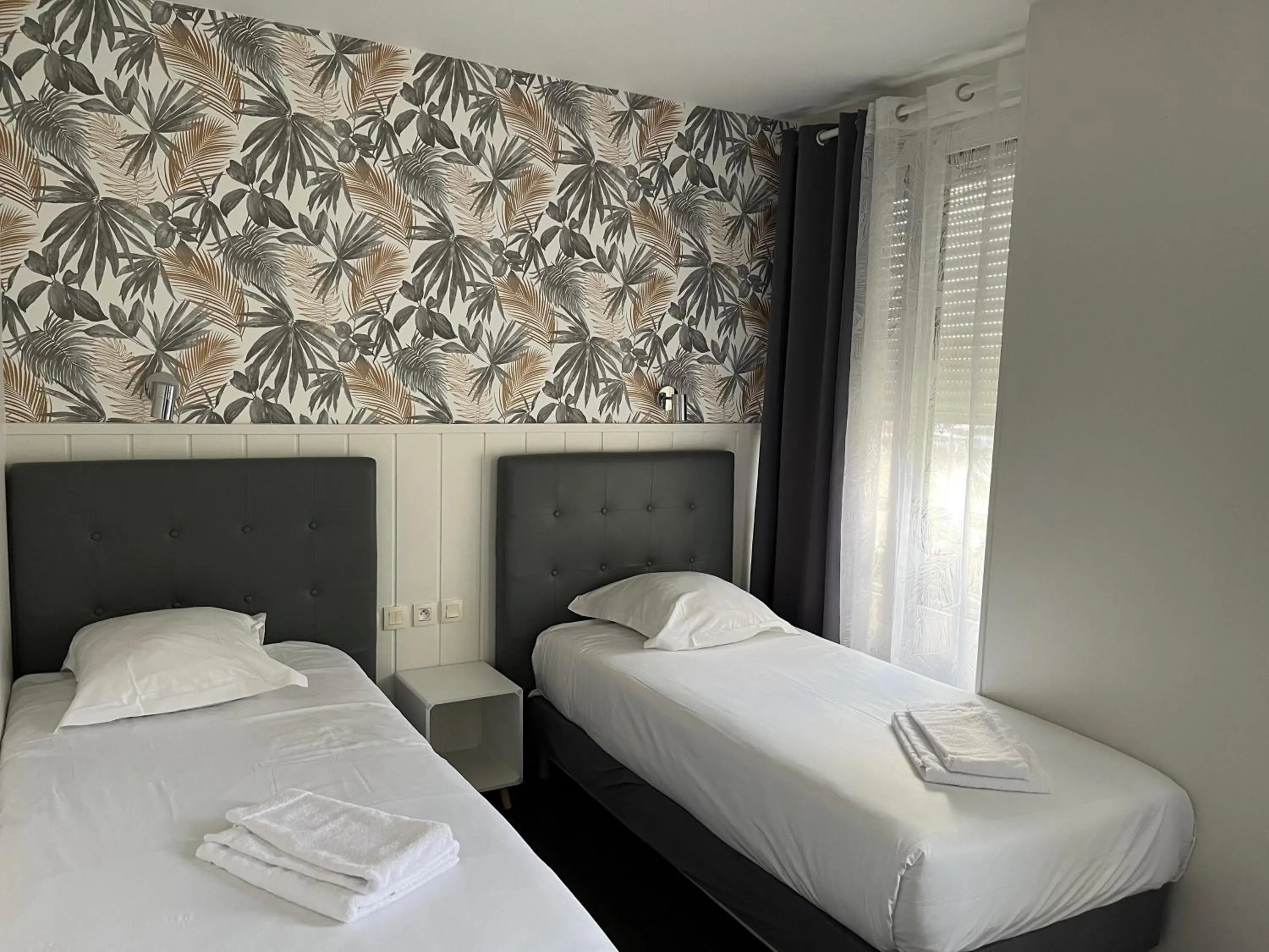 Bedroom, Bed in Brit Hotel L'Arrivée Guingamp