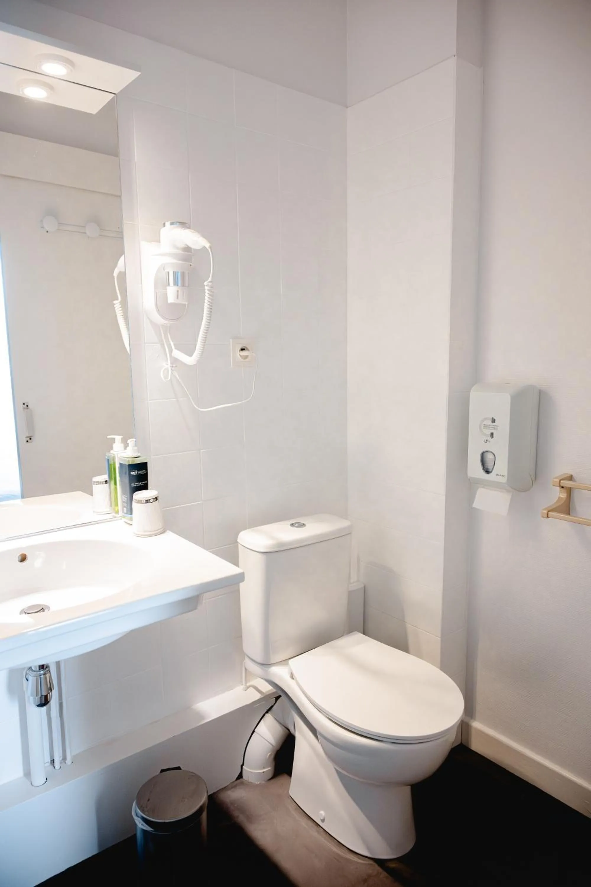 Bathroom in Brit Hotel L'Arrivée Guingamp