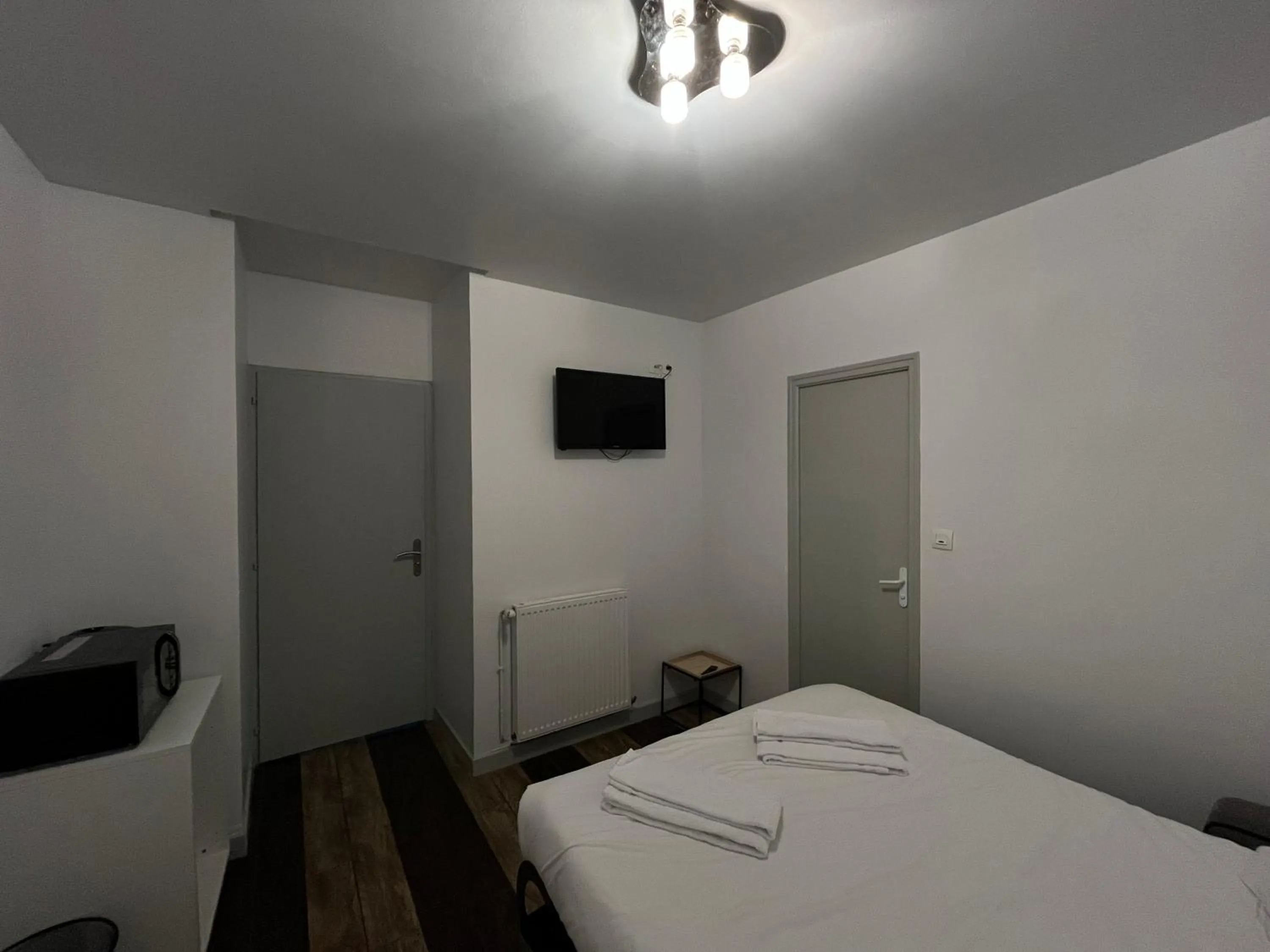 Bedroom, Bed in Brit Hotel L'Arrivée Guingamp