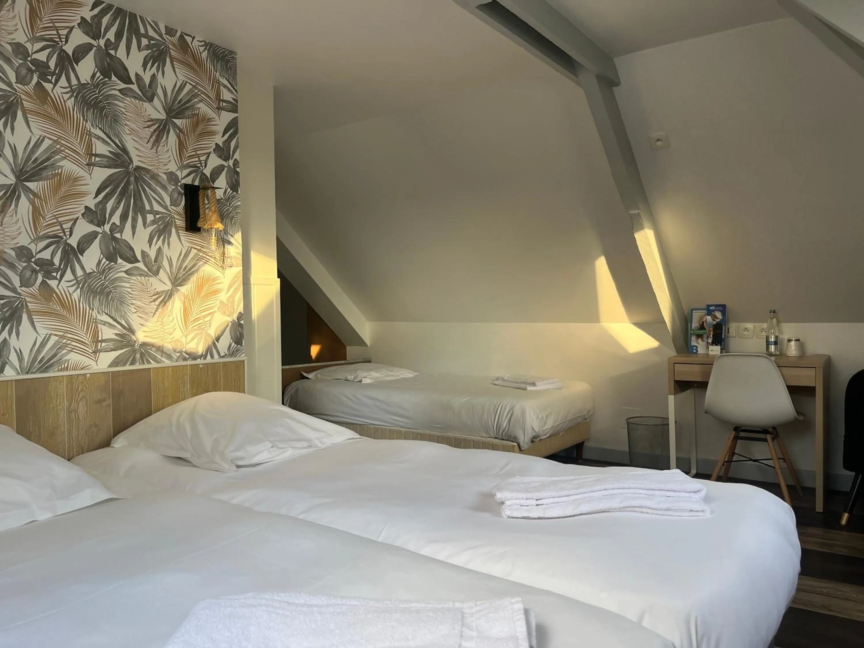 Bedroom, Bed in Brit Hotel L'Arrivée Guingamp