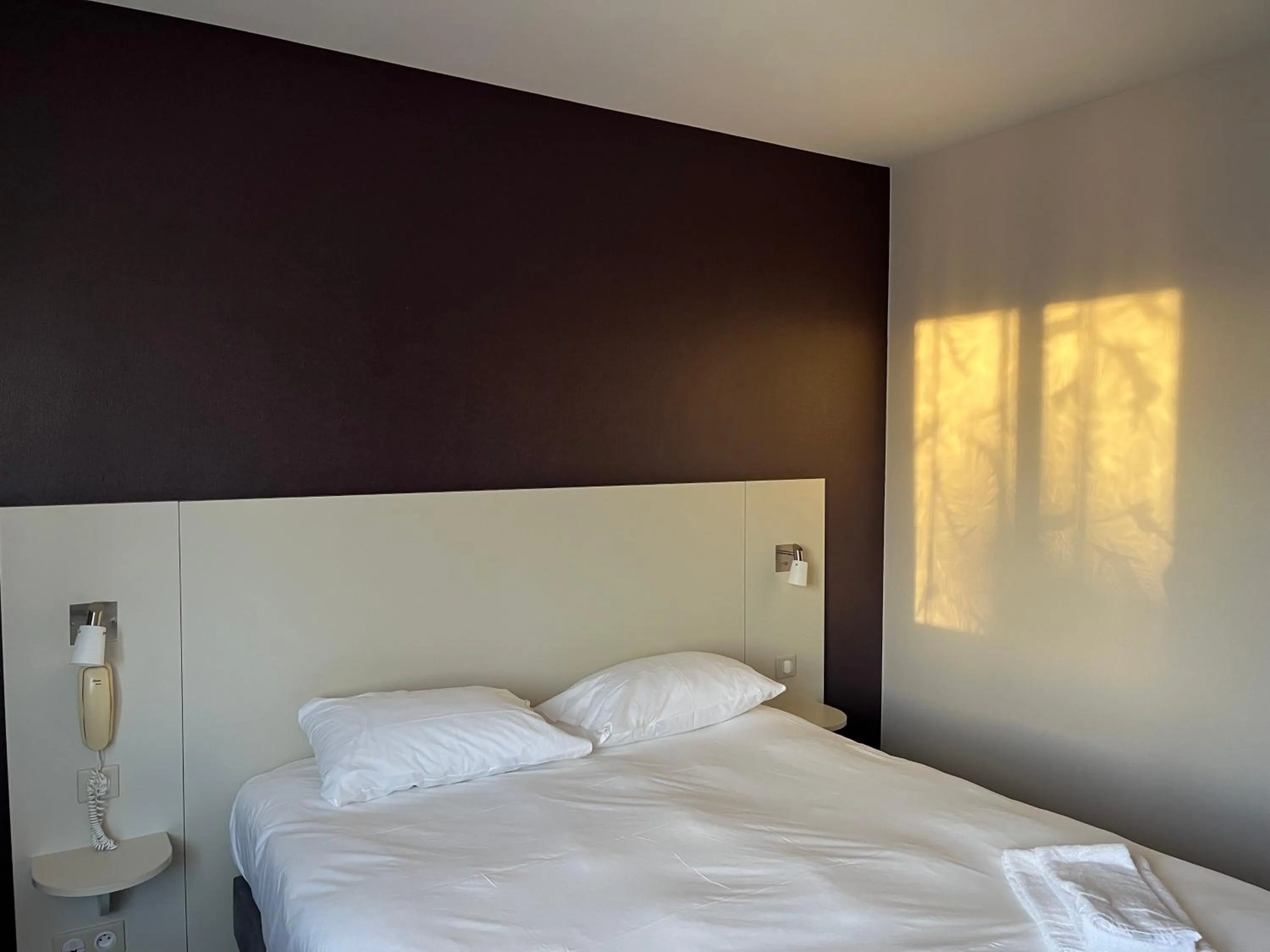 Bedroom, Bed in Brit Hotel L'Arrivée Guingamp