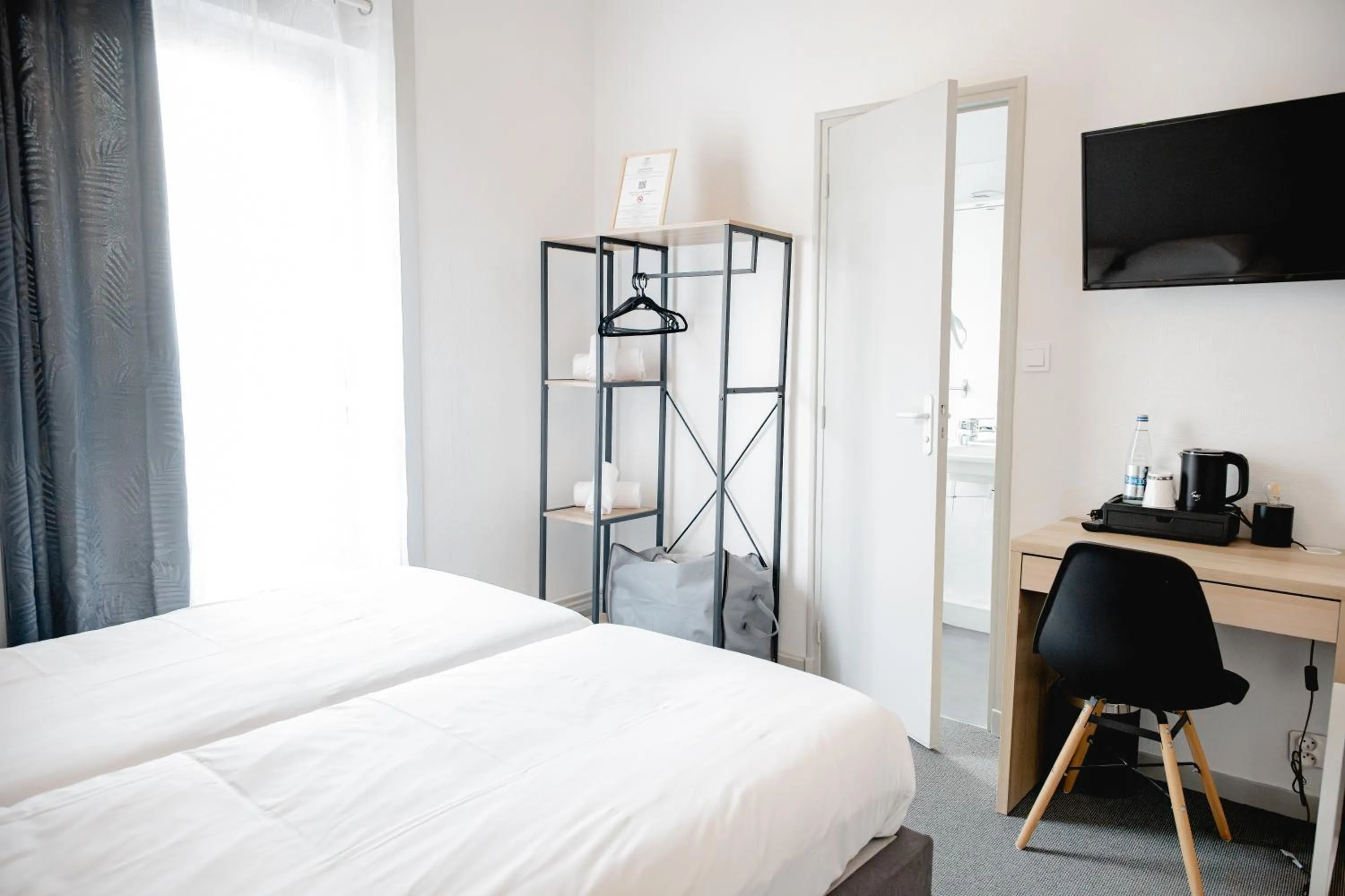 Bedroom, Bed in Brit Hotel L'Arrivée Guingamp