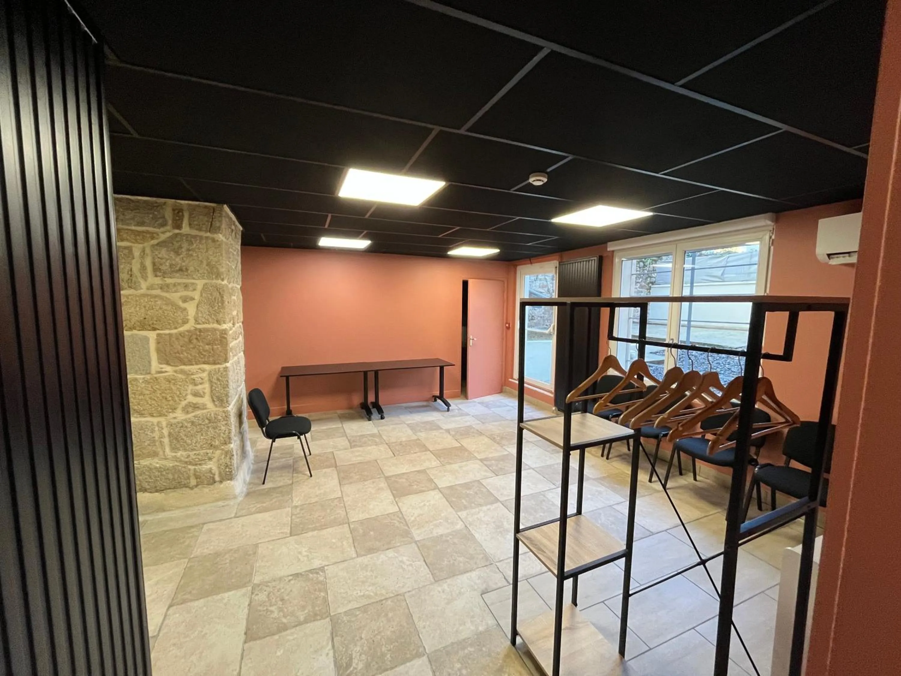 Seating area in Brit Hotel L'Arrivée Guingamp