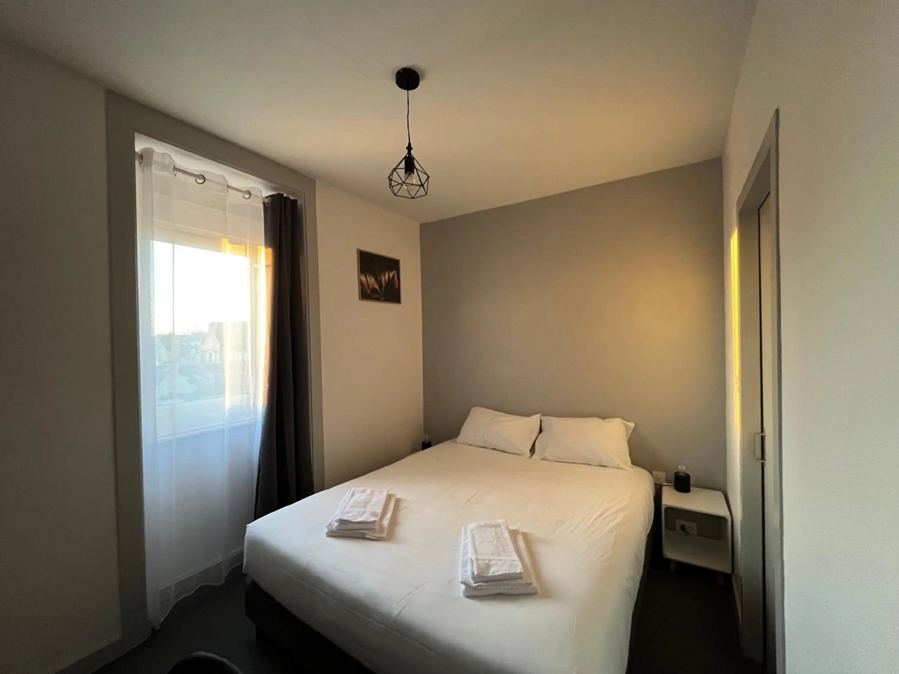 Bedroom, Bed in Brit Hotel L'Arrivée Guingamp