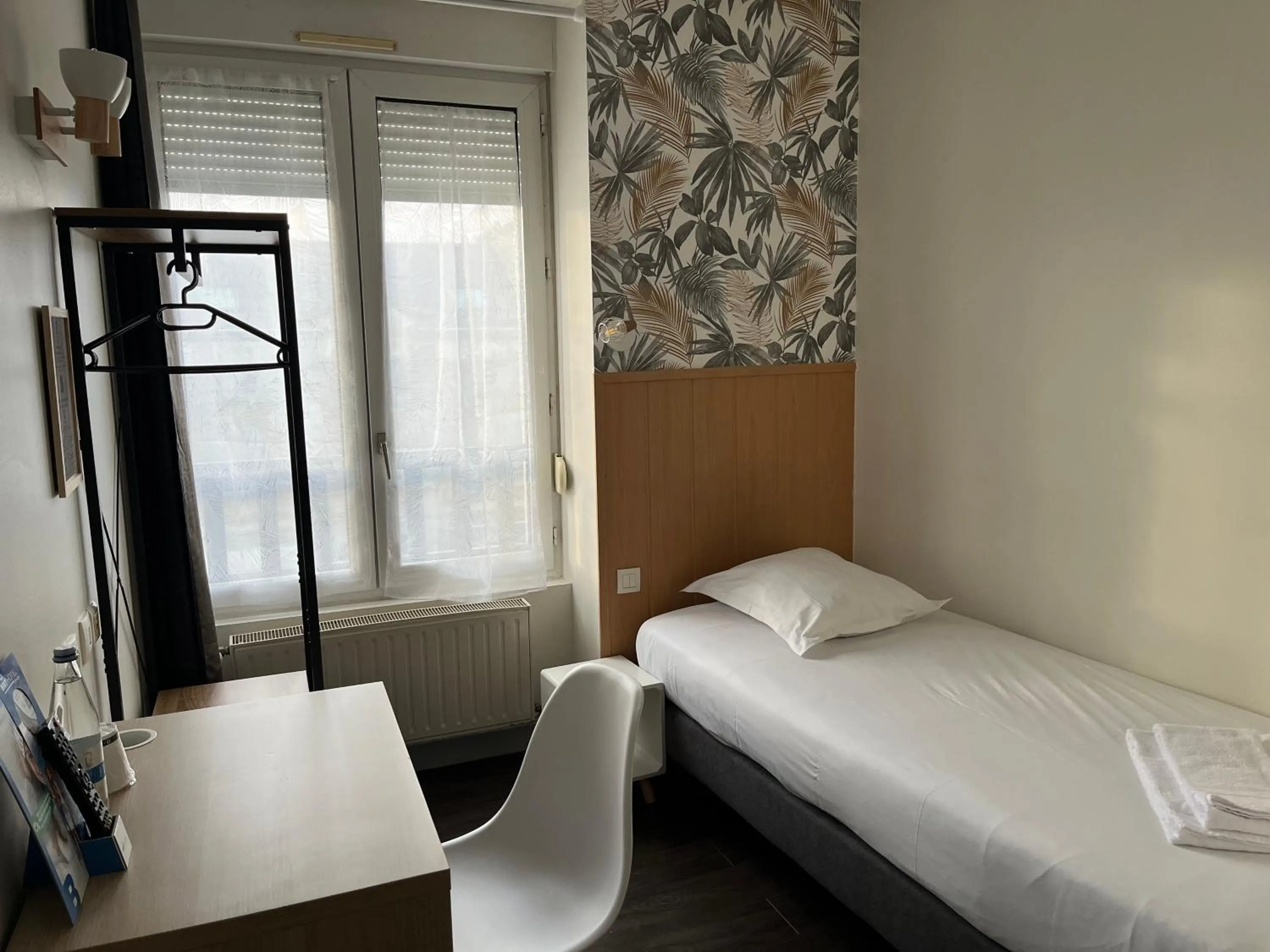 Bedroom, Bed in Brit Hotel L'Arrivée Guingamp