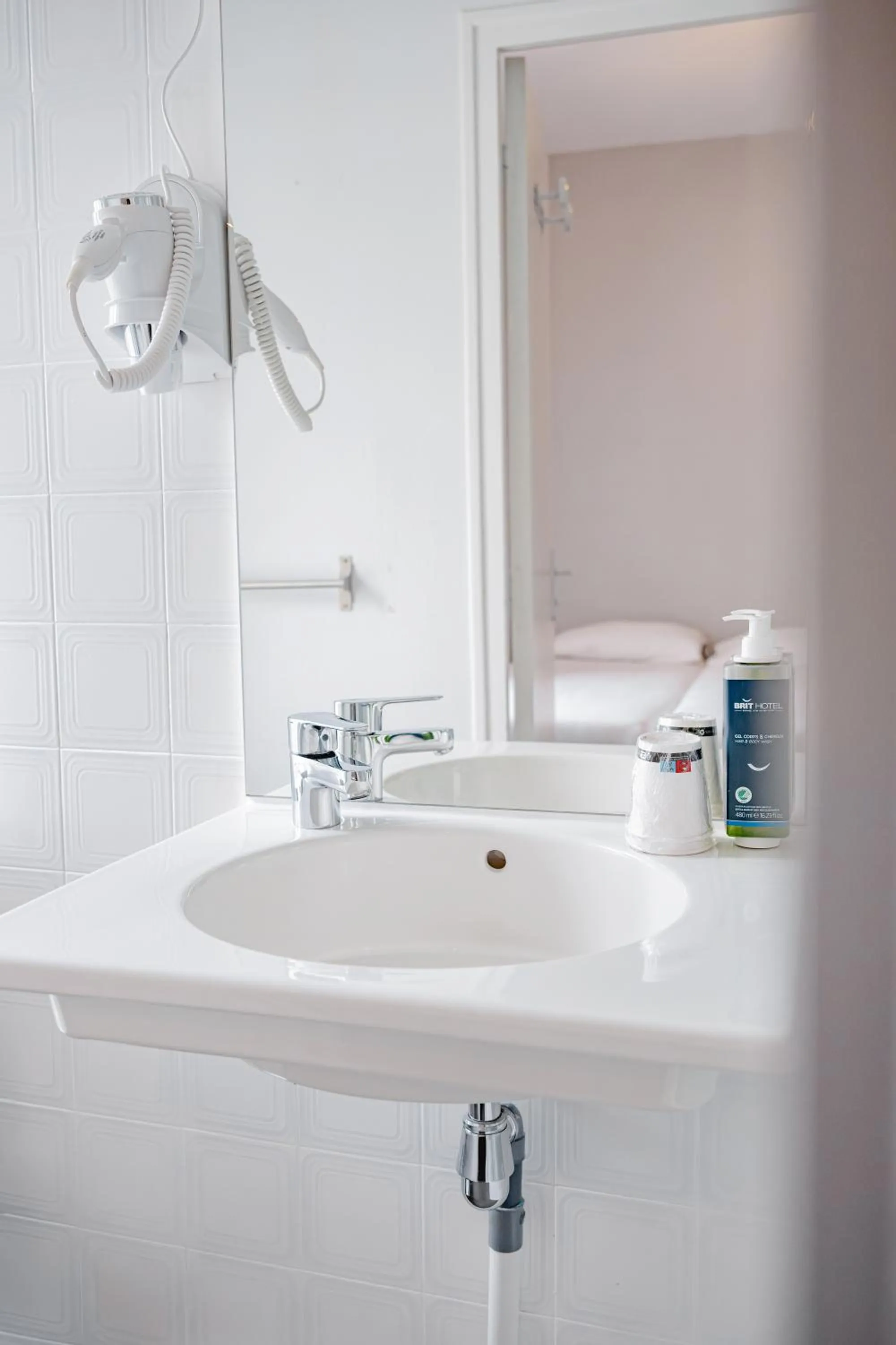 Bathroom in Brit Hotel L'Arrivée Guingamp