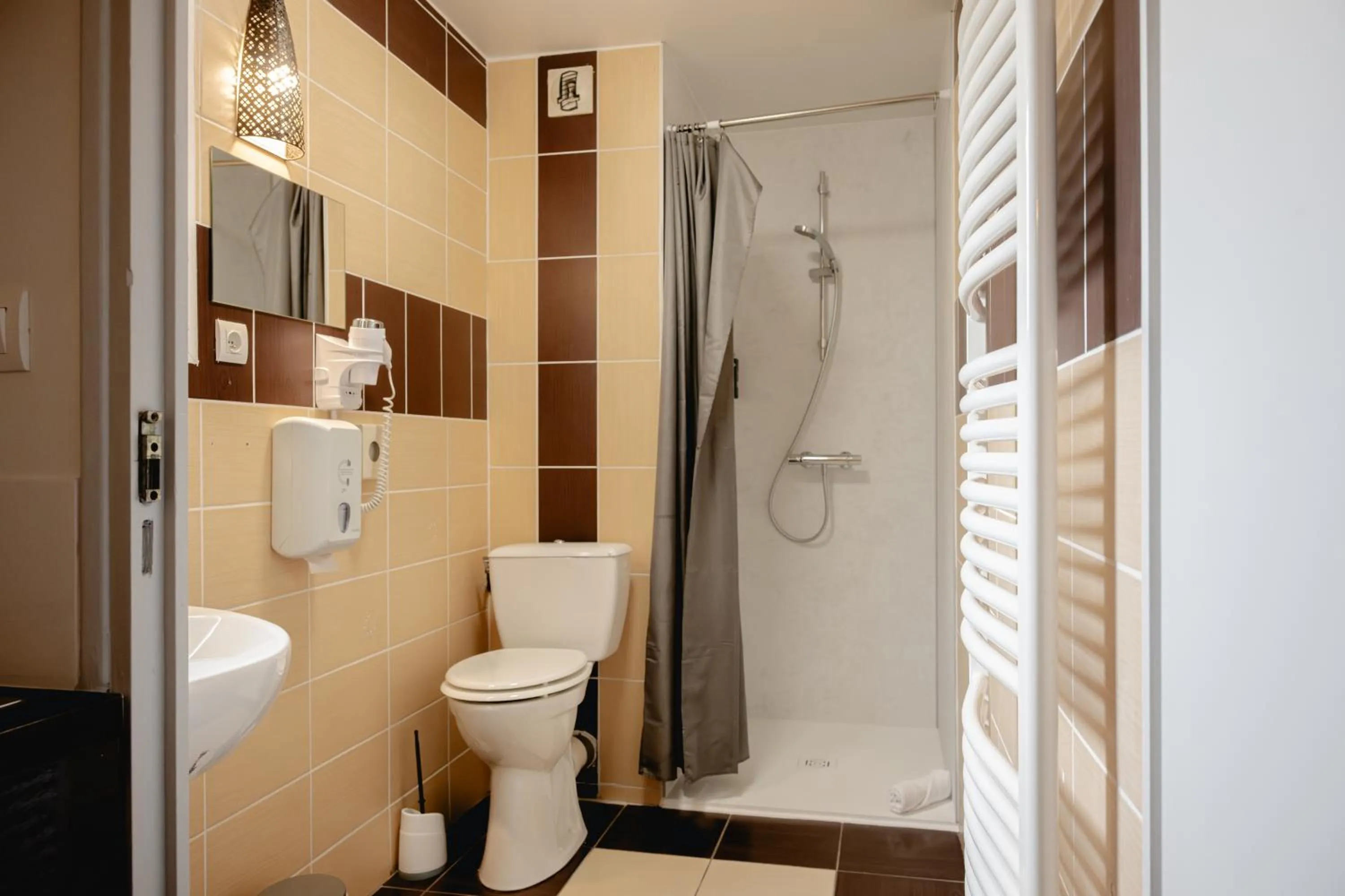 Bathroom in Brit Hotel L'Arrivée Guingamp