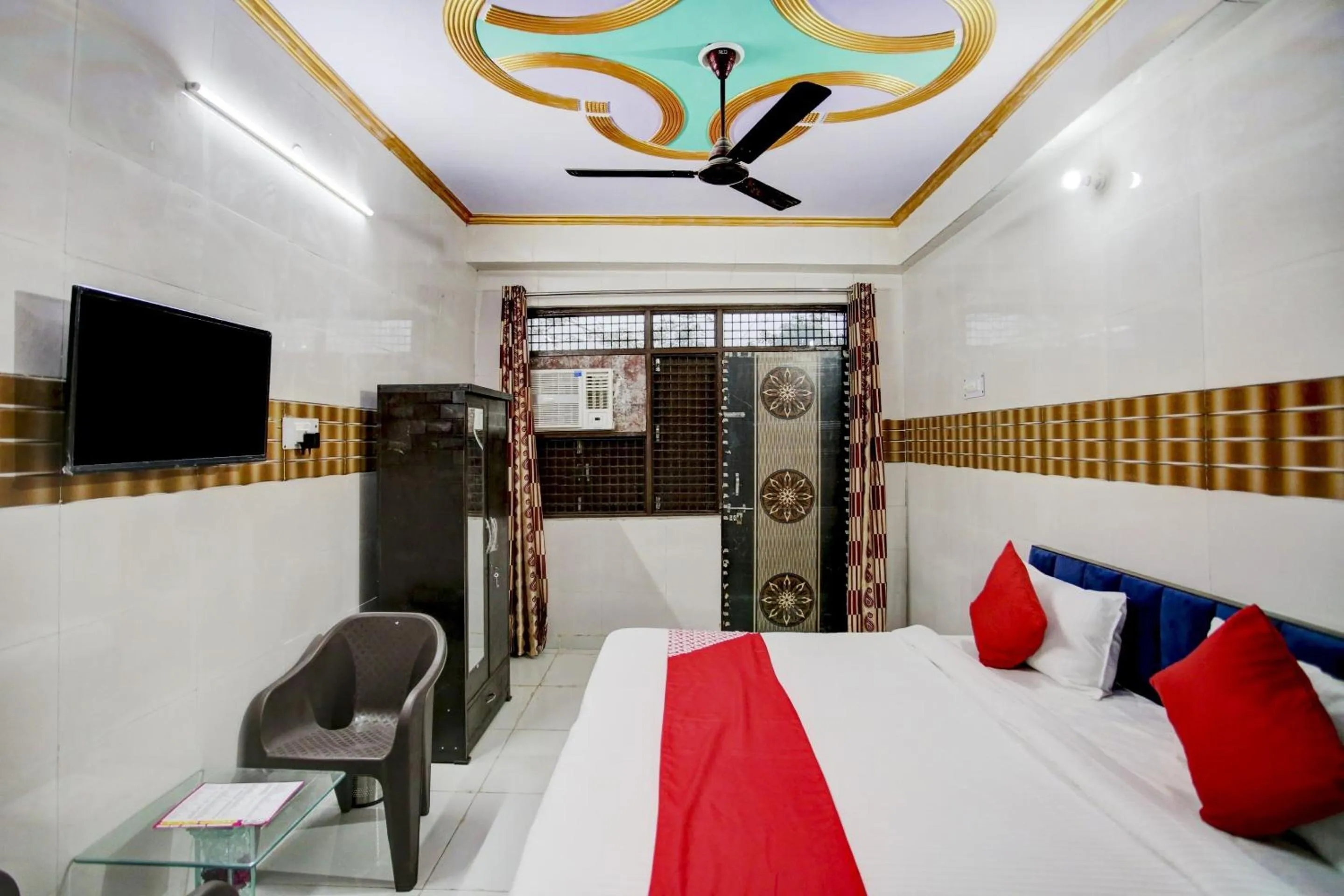 Facade/entrance, Bed in Hotel O by OYO DS Palace