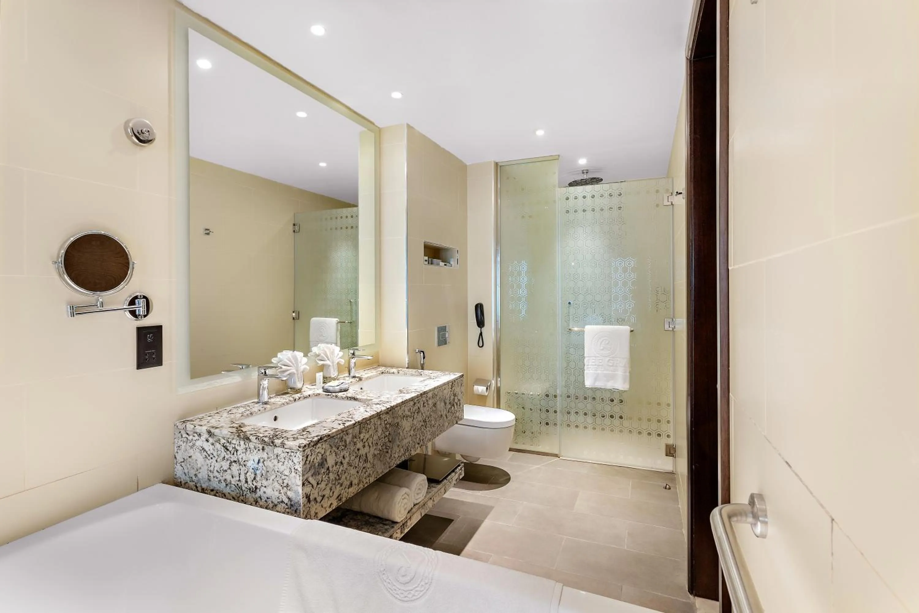 Shower in Ramee Dream Hotel Downtown