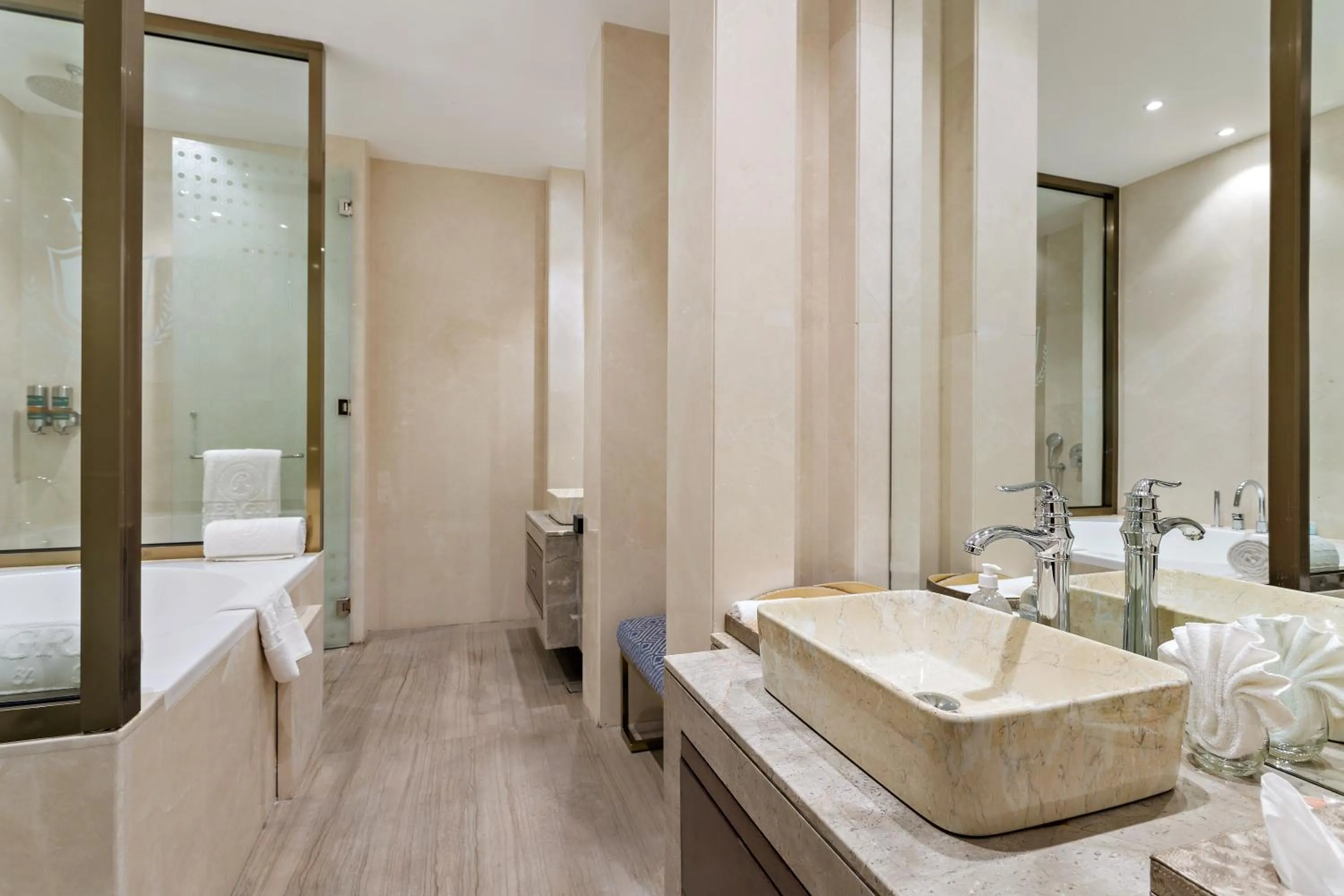 Shower in Ramee Dream Hotel Downtown