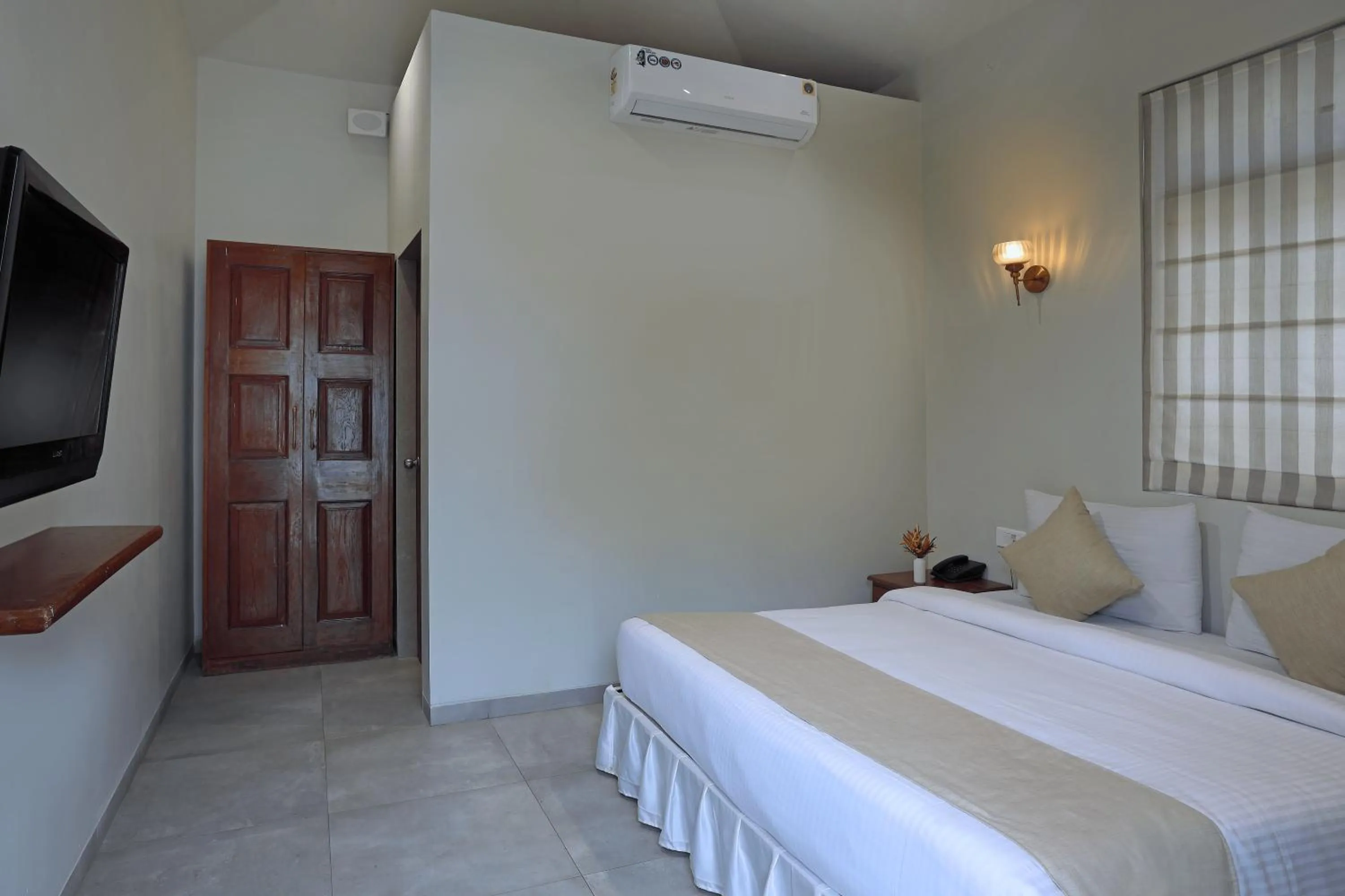 Bed in juSTa Rudra Resort & Spa