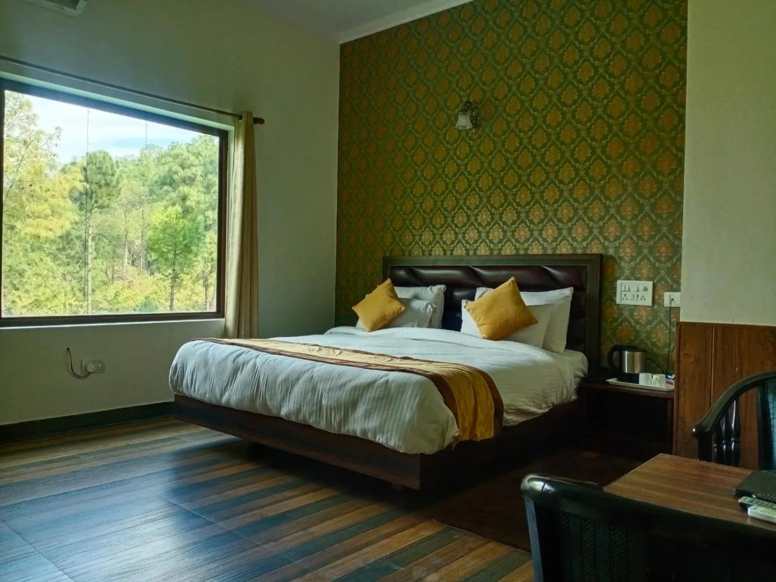 Bed in Pineland Resorts & Chalets Kasauli