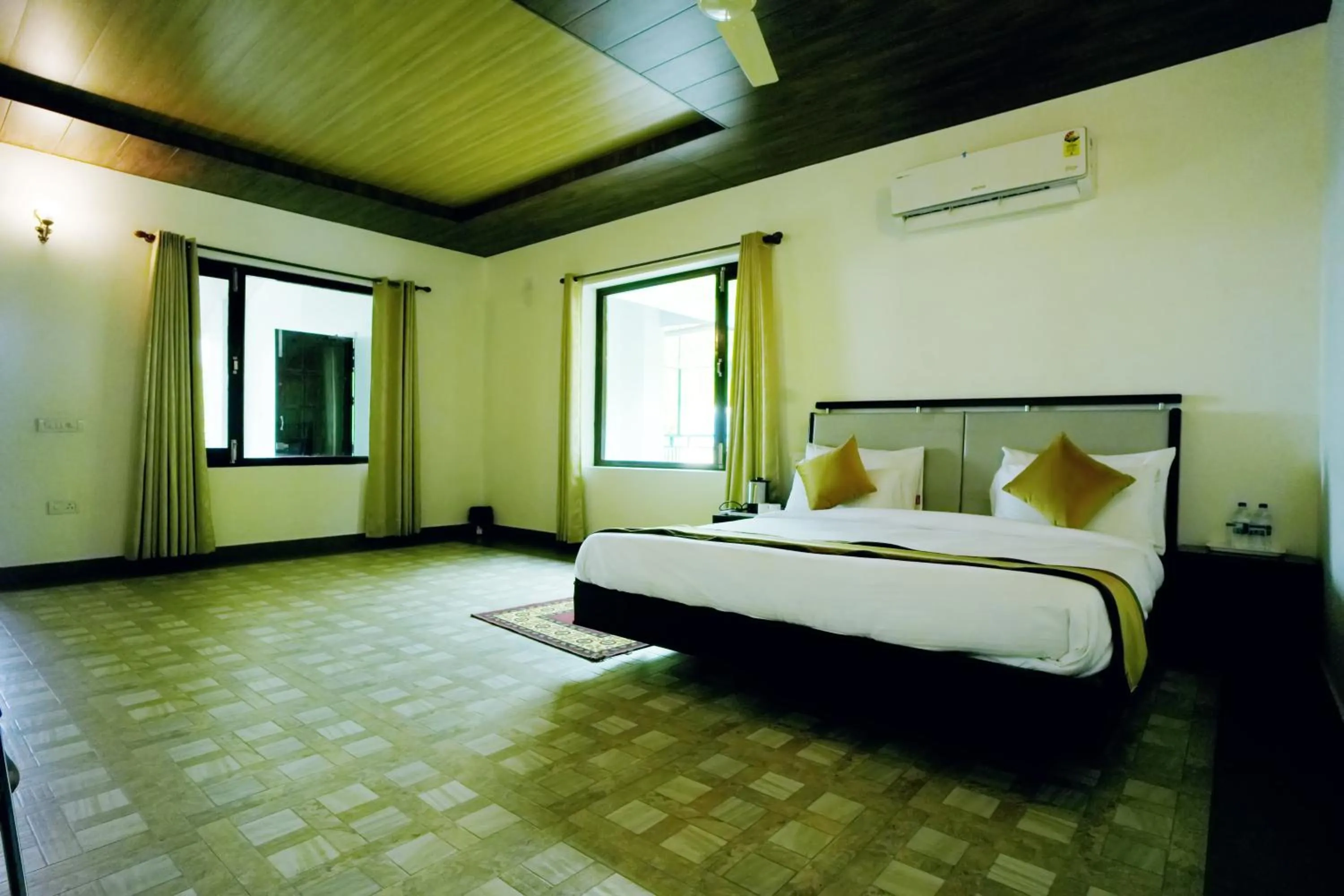 Bed in Pineland Resorts & Chalets Kasauli