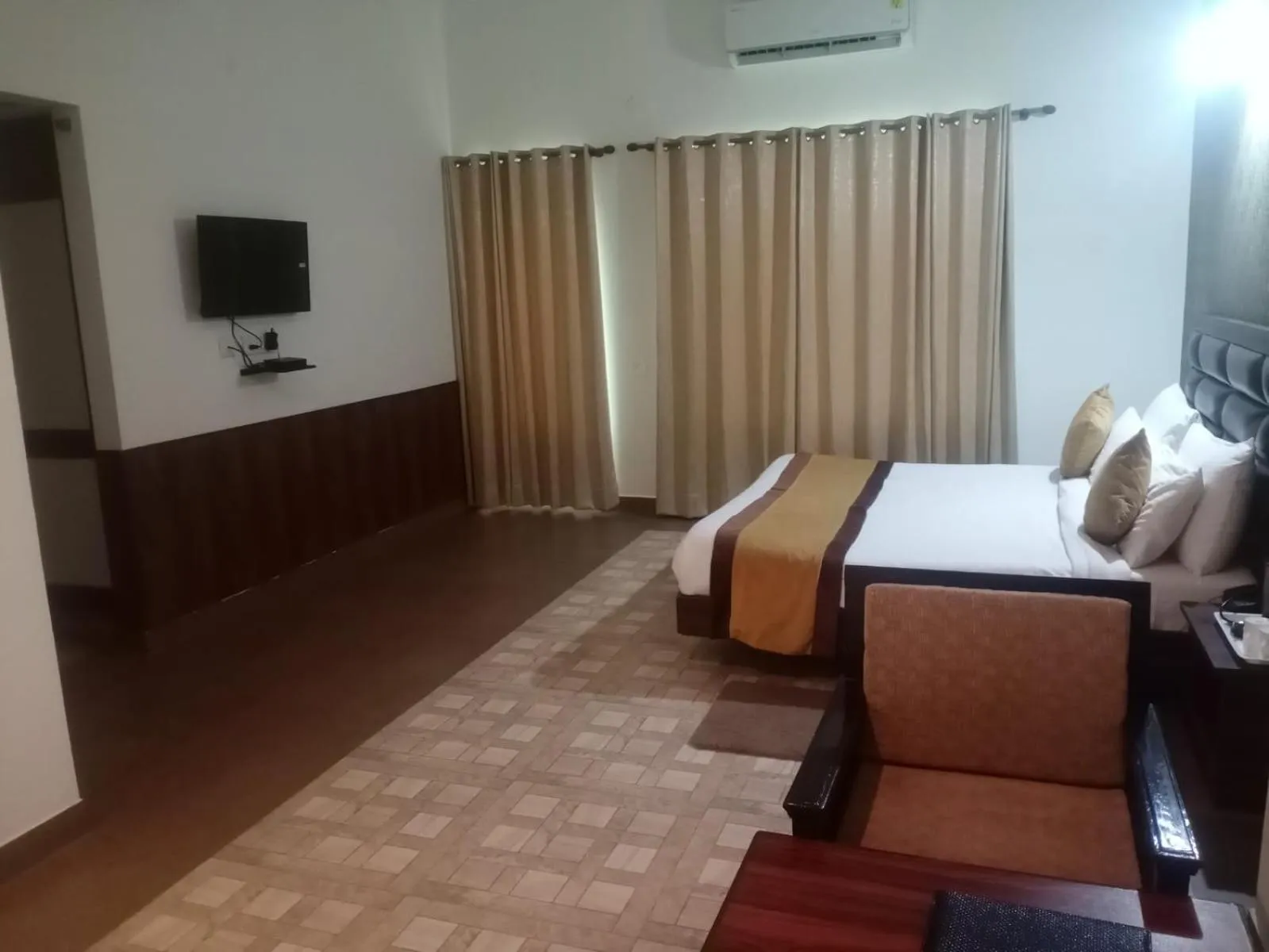 Bed in Pineland Resorts & Chalets Kasauli
