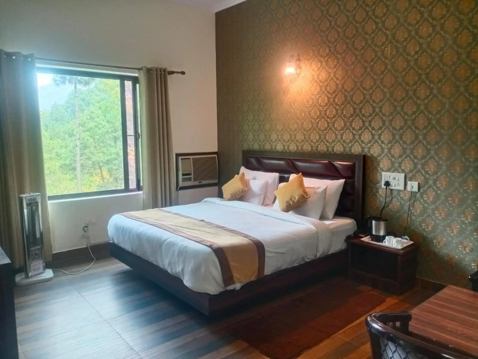 Bed in Pineland Resorts & Chalets Kasauli