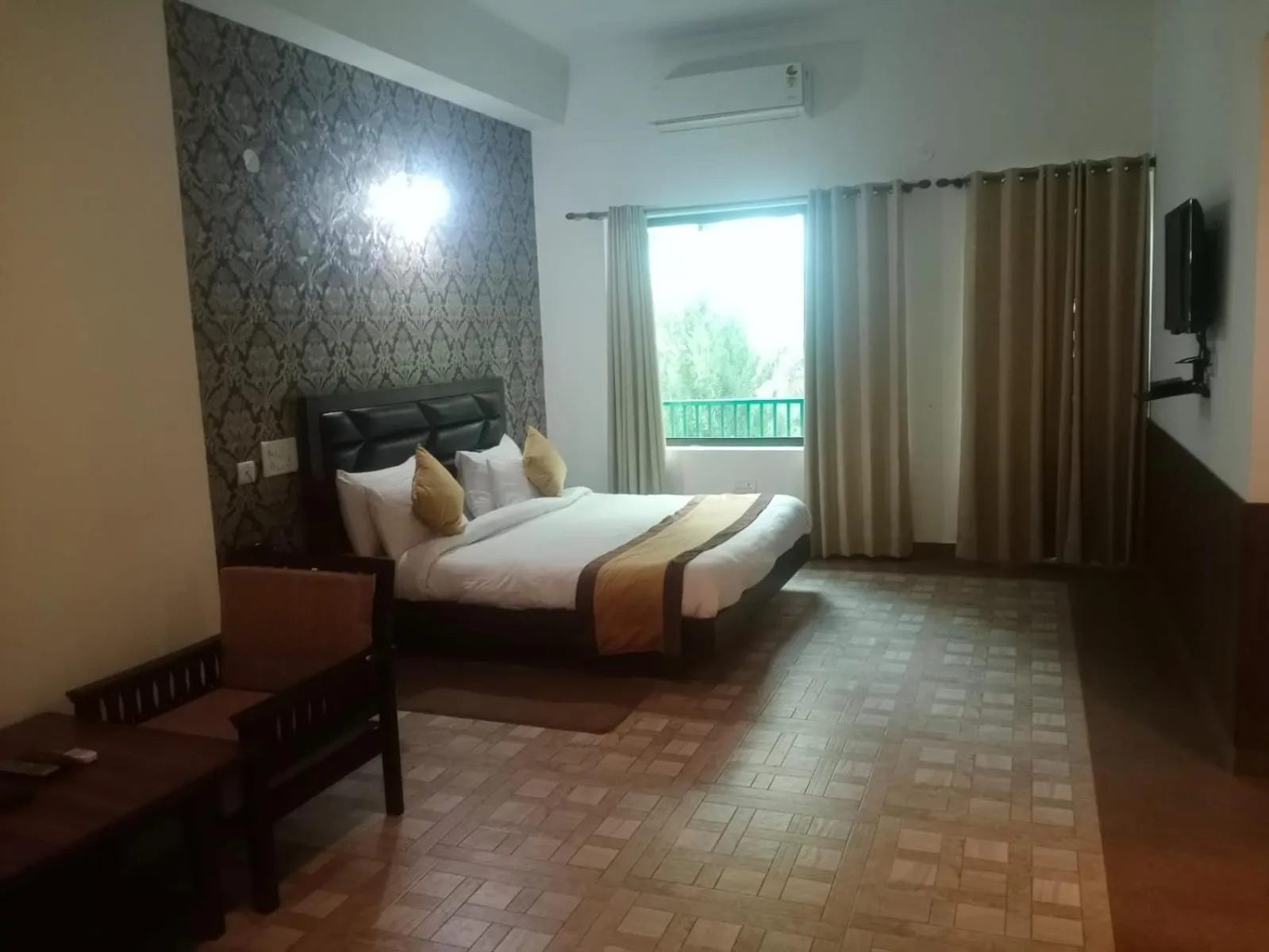 Bed in Pineland Resorts & Chalets Kasauli