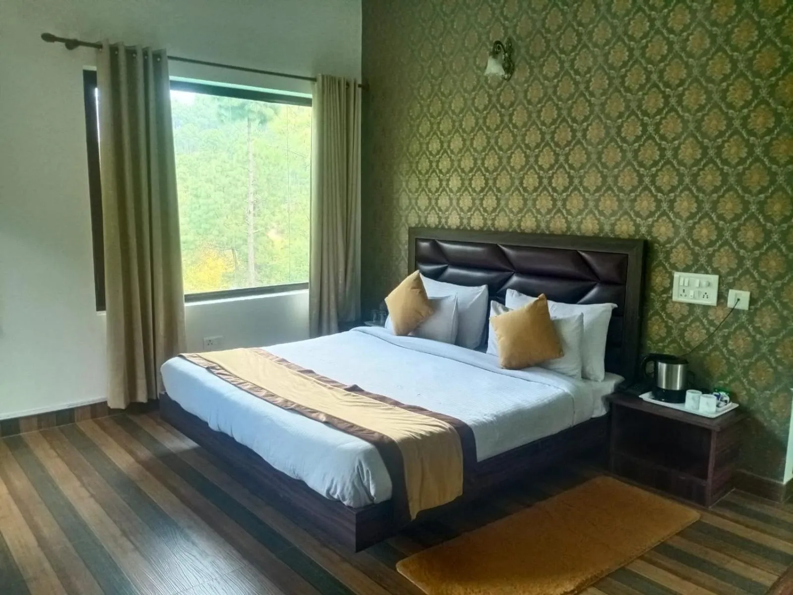 Bed in Pineland Resorts & Chalets Kasauli