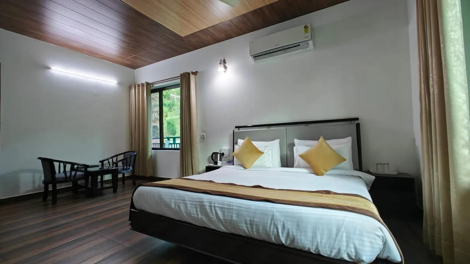 Bed in Pineland Resorts & Chalets Kasauli
