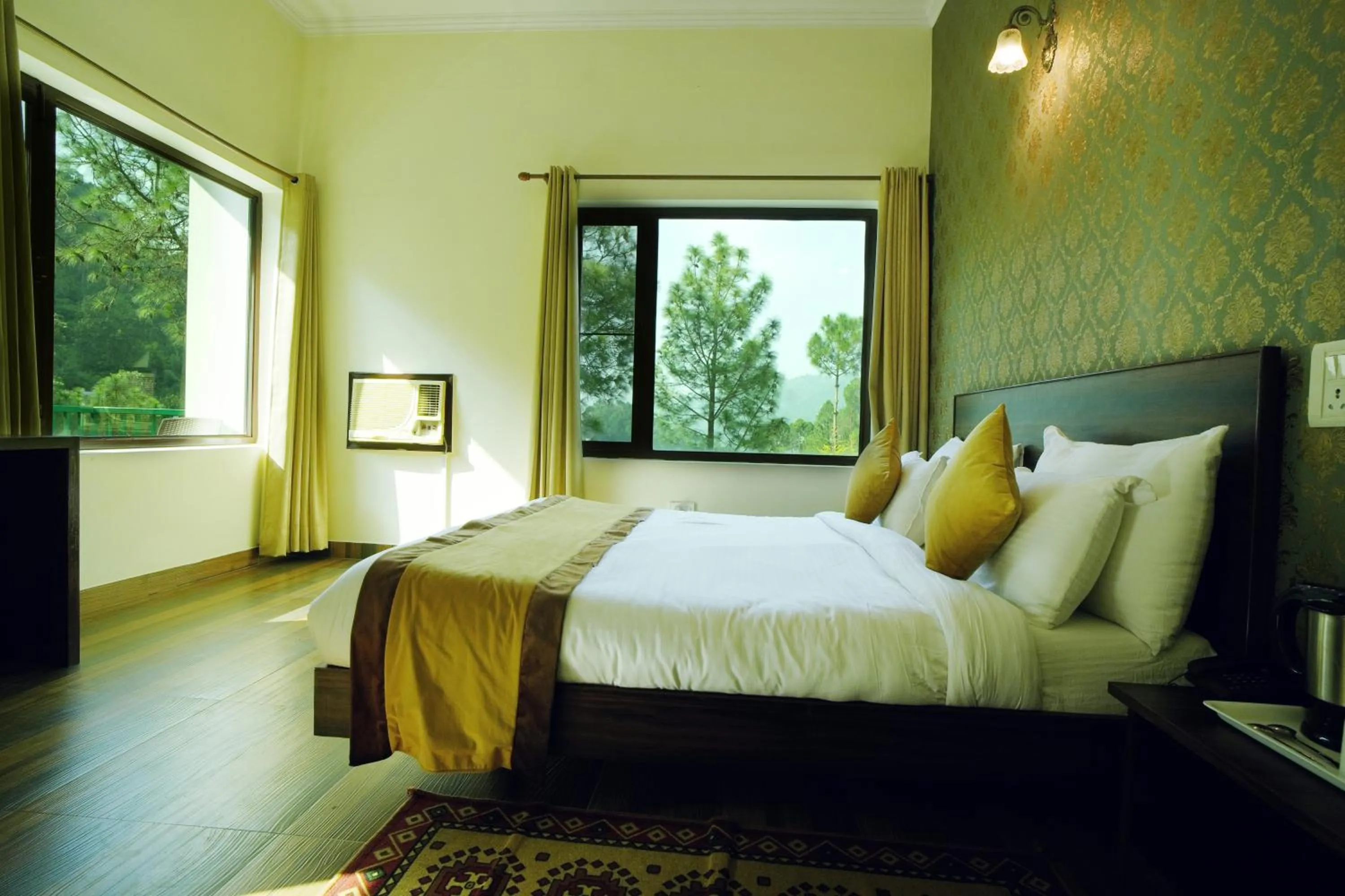 Photo of the whole room, Bed in Pineland Resorts & Chalets Kasauli